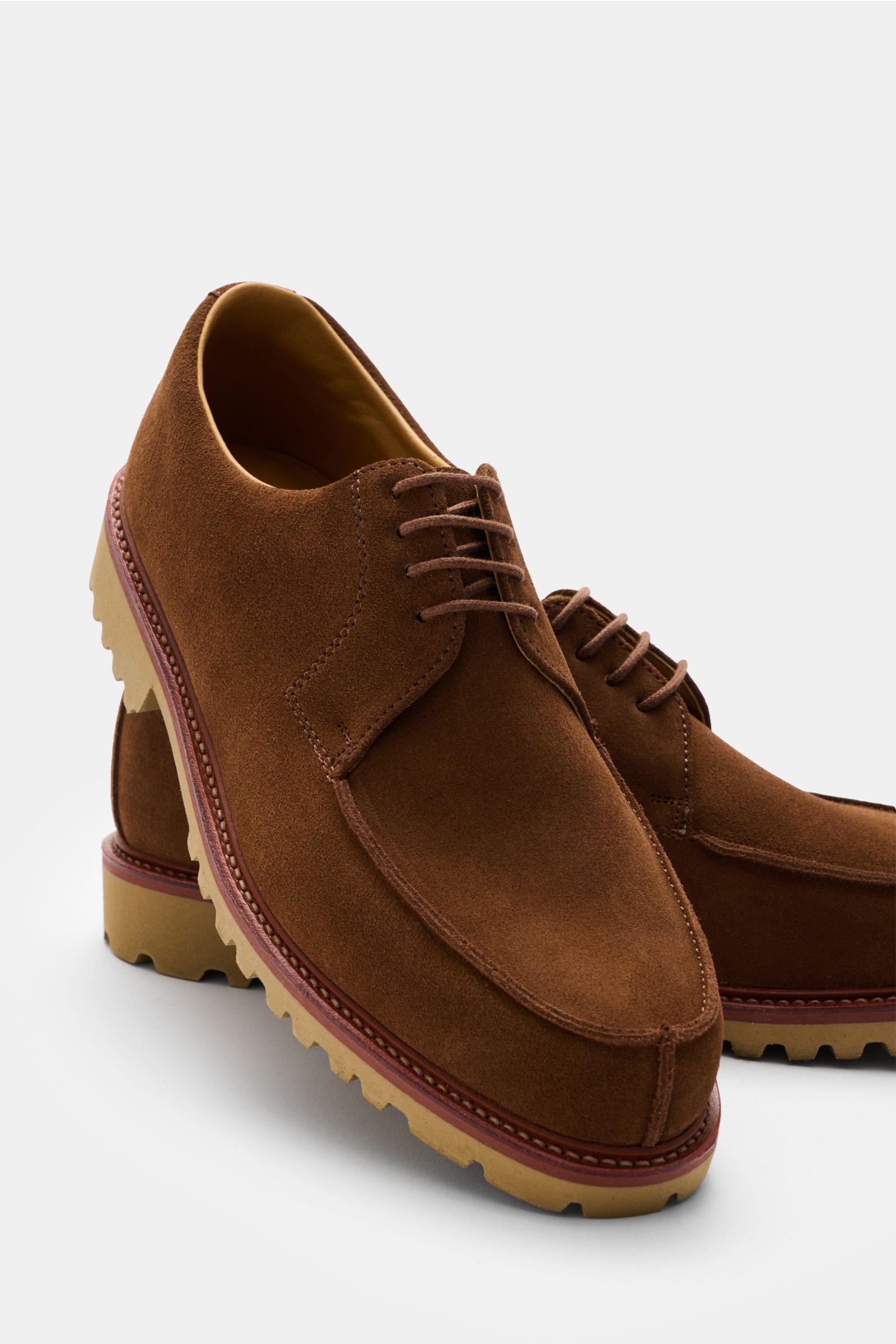 Front-side view of Ludwig Reiter Norweger 'Wachauer' braun shoes in soft brown velour leather with open four-eyelet lacing and rubber profile sole.

Description: Qualitätsschuhe vom Wiener Traditionshaus LUDWIG REITER: Das Modell 'Wachauer' aus softem 