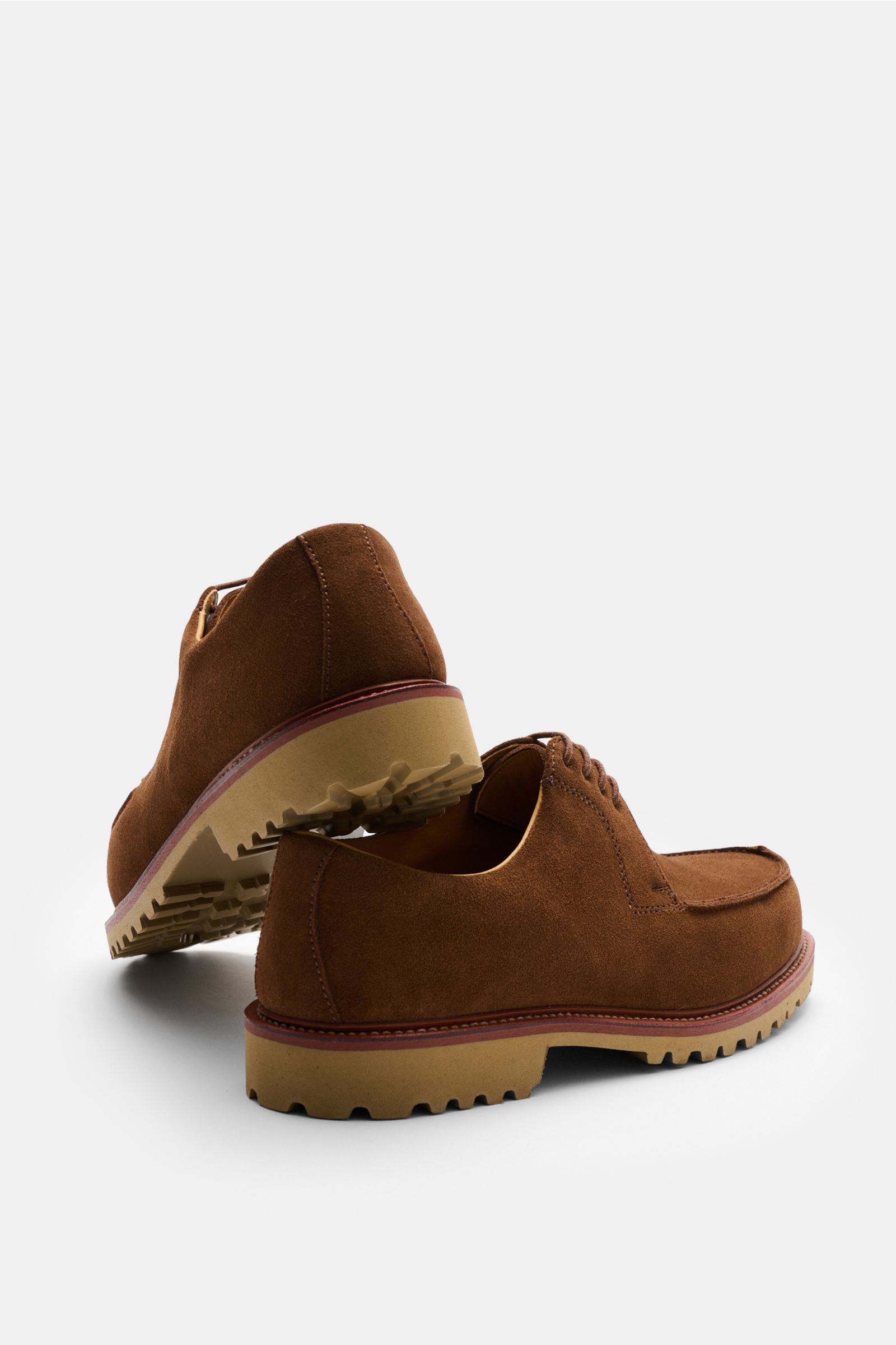 Pair of Ludwig Reiter Norweger 'Wachauer' braun shoes in soft brown velour leather, photographed from a low rear angle showing profile and tread.

Qualitätsschuhe vom Wiener Traditionshaus LUDWIG REITER: Das Modell 'Wachauer' aus softem Veloursleder im