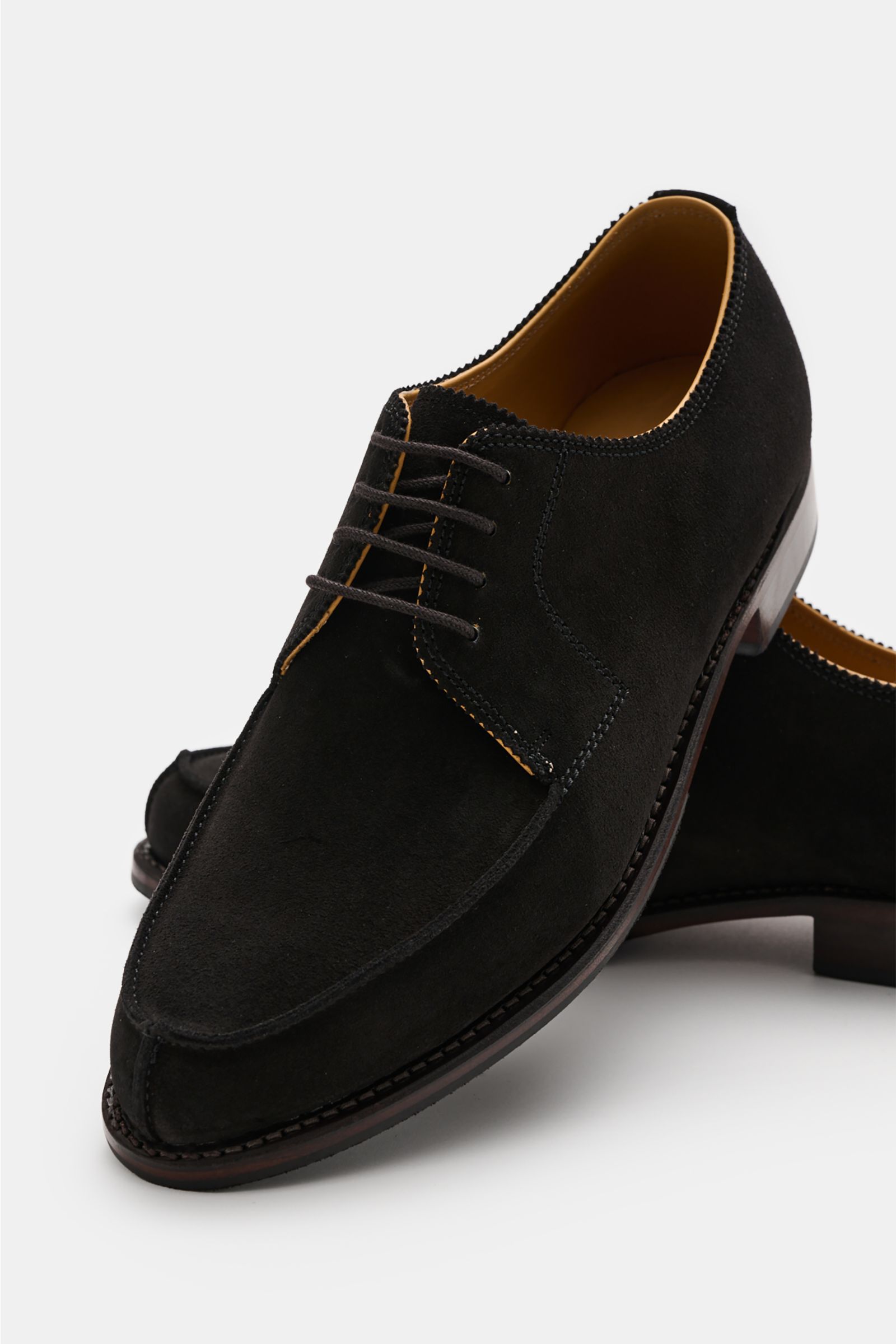 Ludwig Reiter Norweger dunkelbraun aus softem Veloursleder, schmal zulaufend, offene Vier-Loch-Schnürung, Ziernaht, Profilsohle, frontal schräg fotografiert.