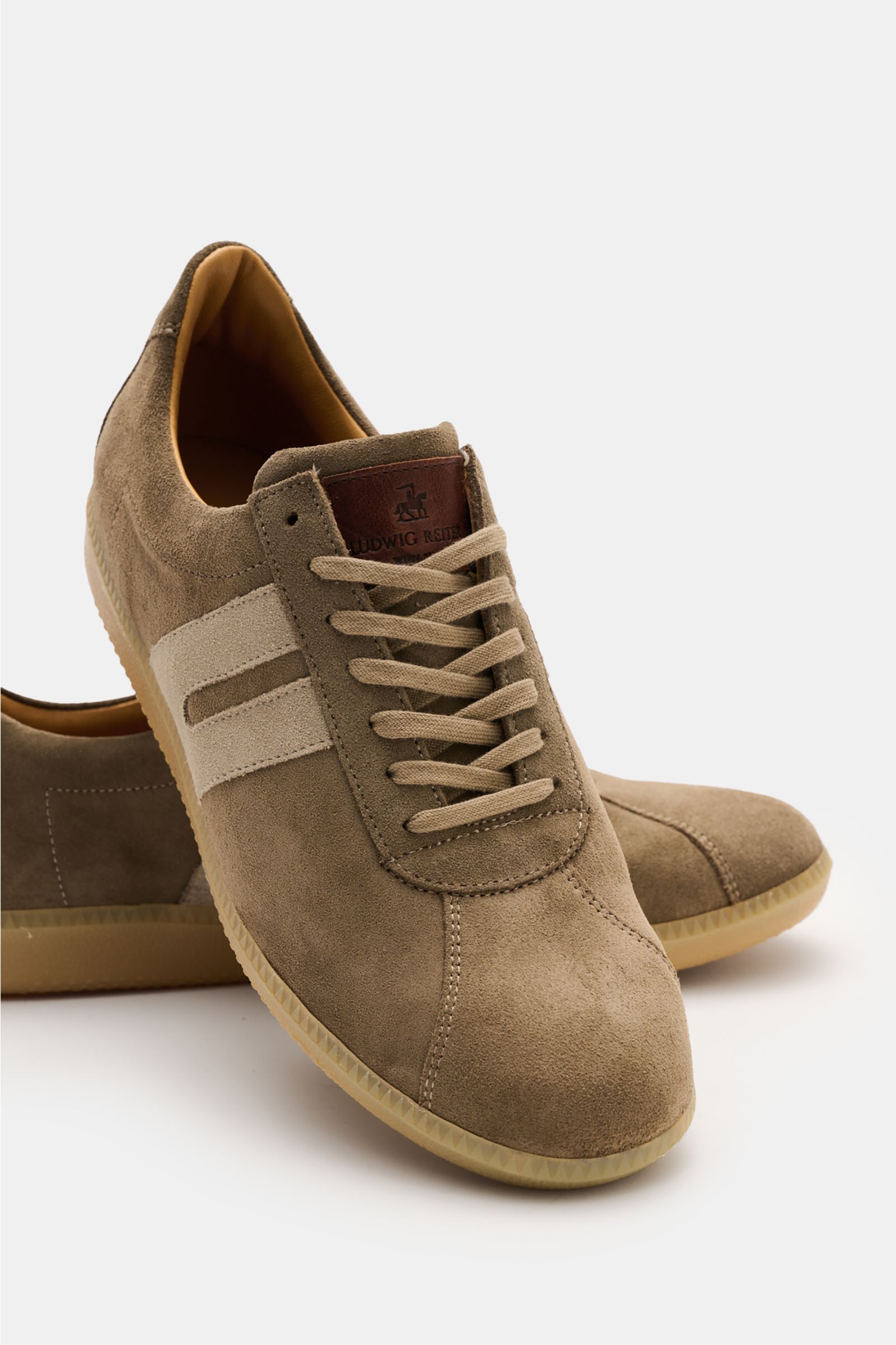 Ludwig Reiter Sneaker 'Trainer' taupe aus feinem Veloursleder, sieben-Loch-Schnürung, Lederpatch, hohem Schaftrand, Kautschuksohle, seitlich fotografiert.