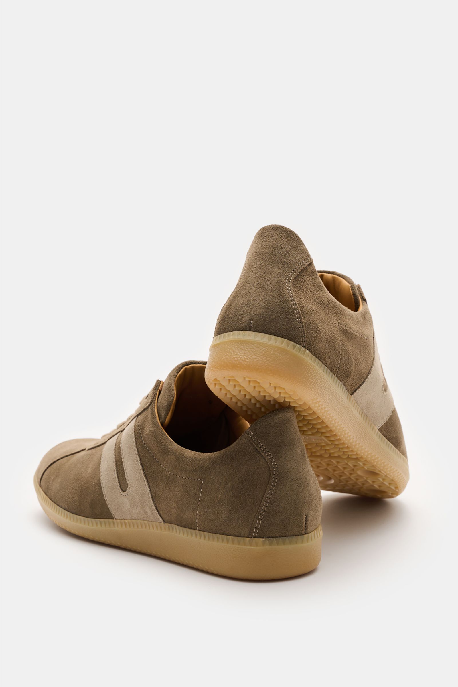Ludwig Reiter Sneaker 'Trainer' taupe aus feinem Veloursleder, seitlich mit kontrastfarbenen Overlays, hoher Schaftrand, Kautschuksohle, Ansicht von hinten schräg unten.