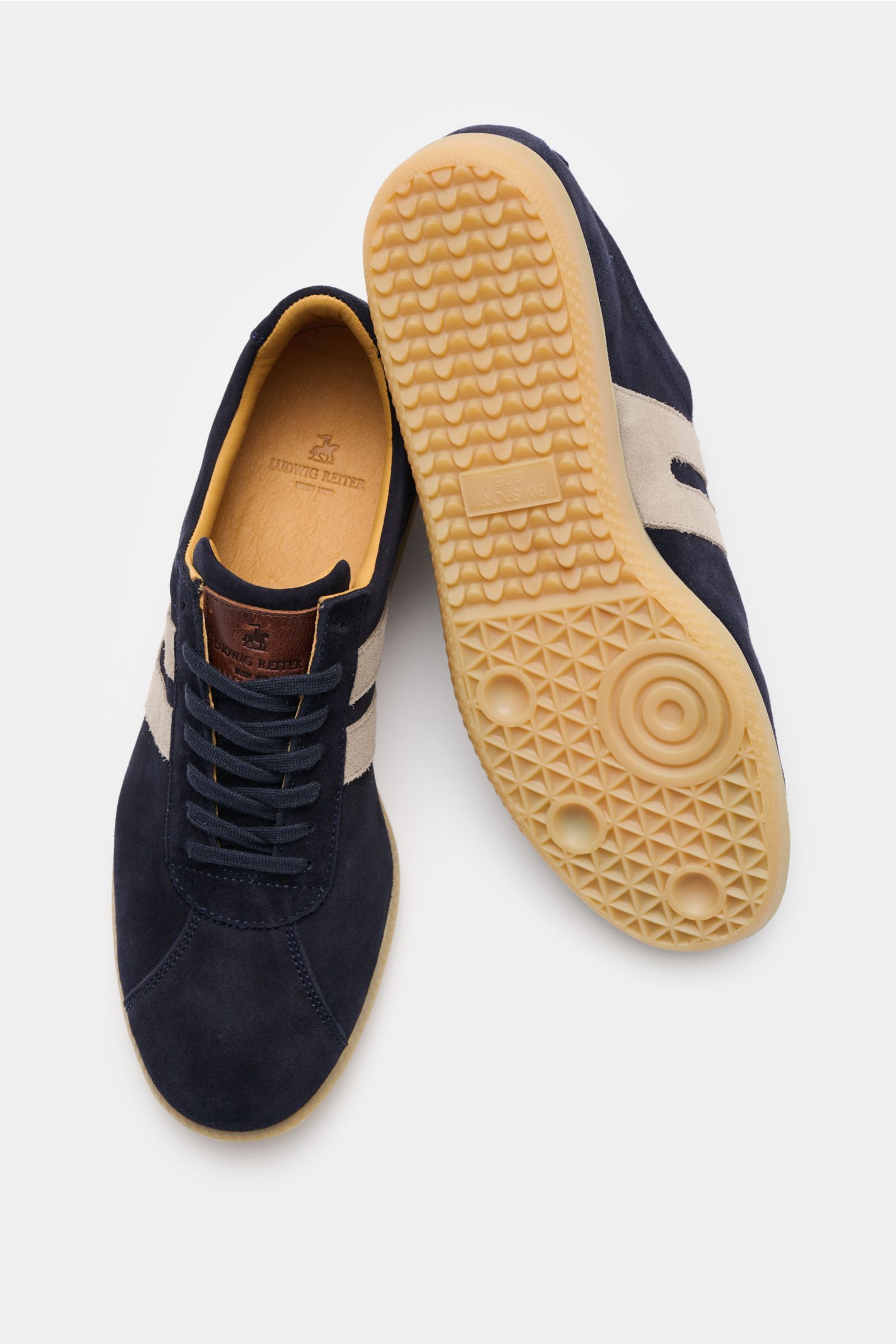 Ludwig Reiter Sneaker 'Trainer' navy/beige aus feinem Veloursleder, Lederfutter, sieben-Loch-Schnürung, hoher Schaftrand, Kautschuksohle, von oben fotografiert.