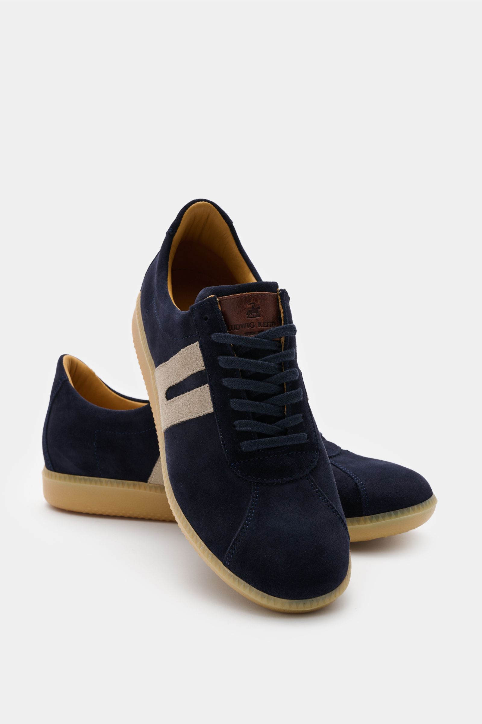 Ludwig Reiter Sneaker 'Trainer' navy/beige aus feinem Veloursleder, sieben-Loch-Schnürung, Lederpatch, hoher Schaftrand, Kautschuksohle, seitliche Overlays, von vorne schräg fotografiert.
