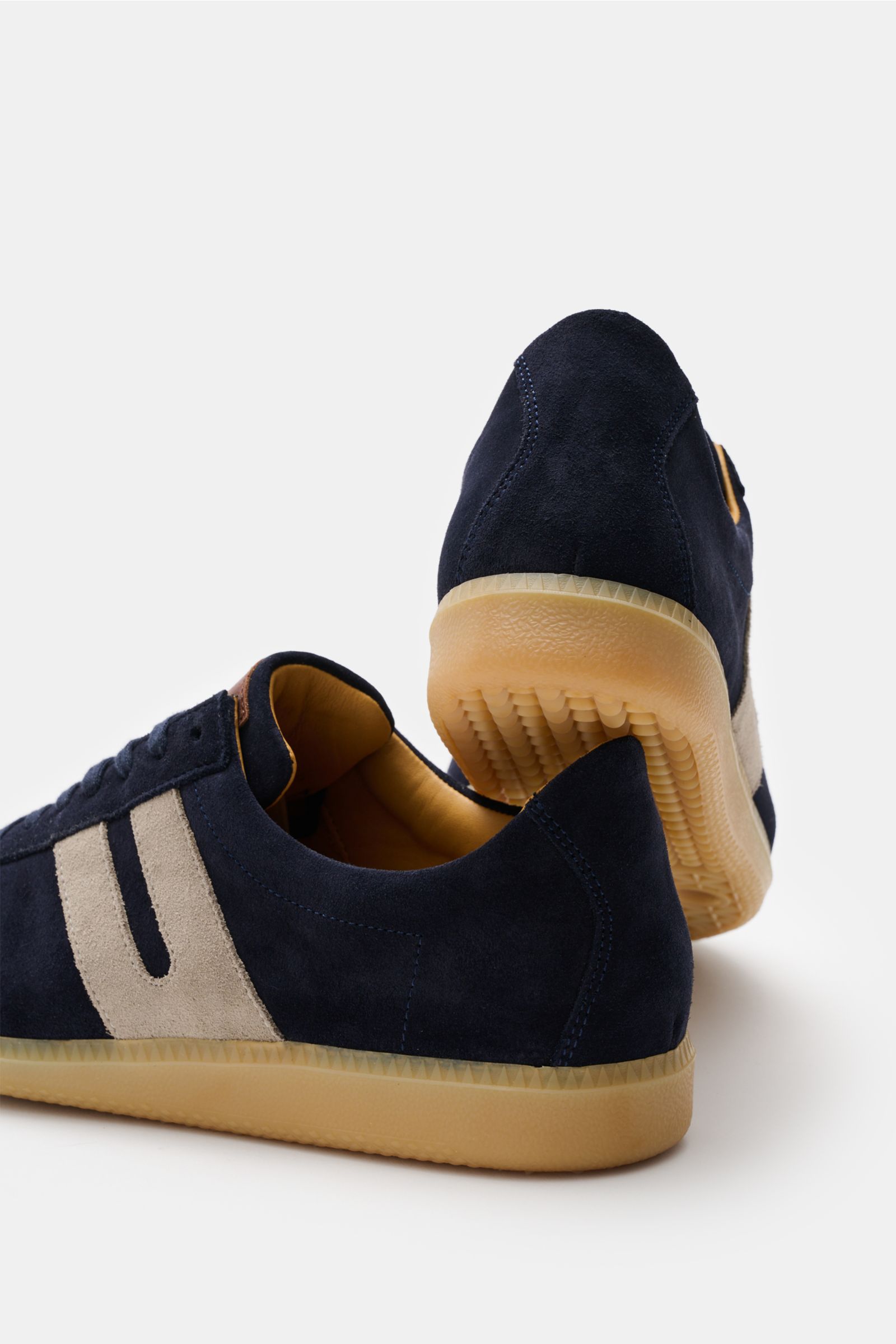 Ludwig Reiter Sneaker 'Trainer' navy/beige aus feinem Veloursleder mit Kautschuksohle, schmal zulaufend, sieben-Loch-Schnürung, Lederfutter, Ansicht von hinten schräg.