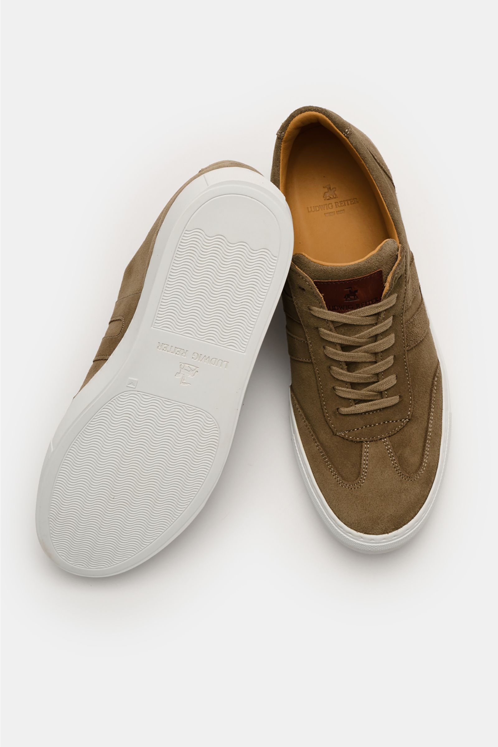 Ludwig Reiter Sneaker 'Skipper' taupe aus feinem Veloursleder, seitlich und von oben fotografiert, mit flexibler Kautschuksohle, sieben-Loch-Schnürung, Lederinnenfutter und gepolstertem Schaftrand.