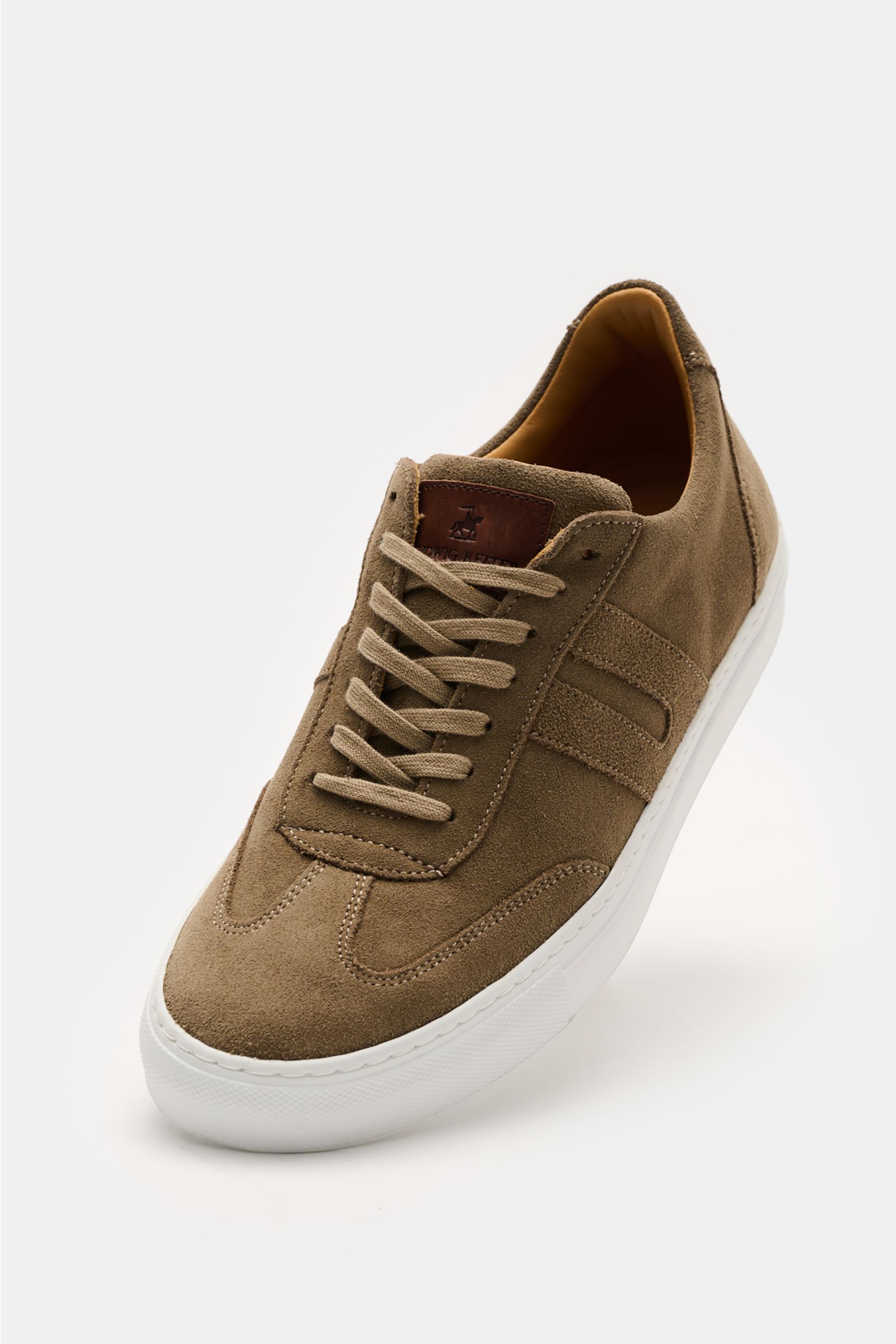 Ludwig Reiter Sneaker 'Skipper' taupe aus feinem Veloursleder, seitlich mit Flügelkappe, Sieben-Loch-Schnürung, Lederpatch, gepolstertem Schaftrand und weißer Kautschuksohle, frontale Perspektive.
