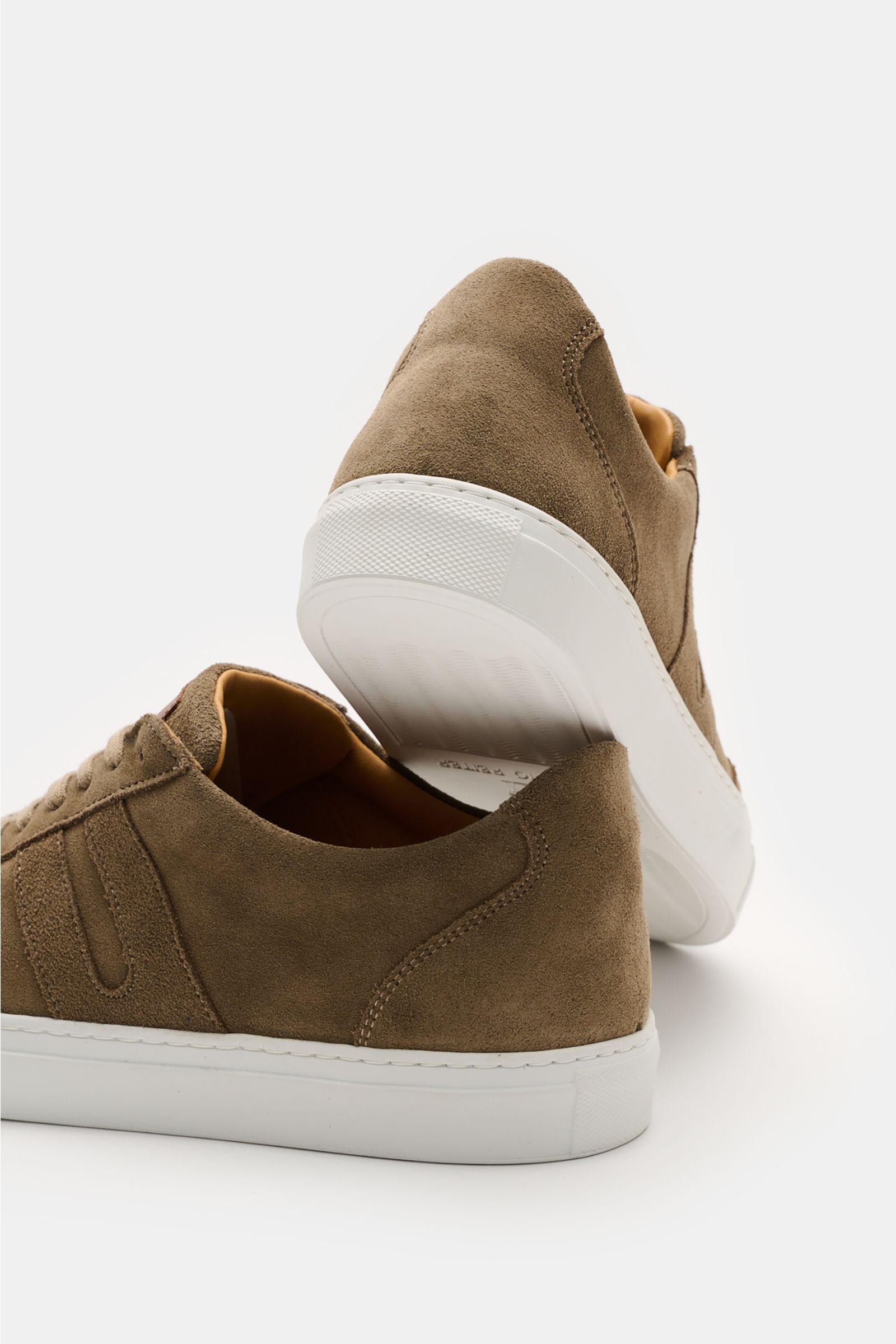 Ludwig Reiter Sneaker 'Skipper' taupe aus feinem Veloursleder, seitlich mit Flügelkappe, sieben-Loch-Schnürung, Lederfutter, flexible Kautschuksohle, Rückansicht leicht schräg.