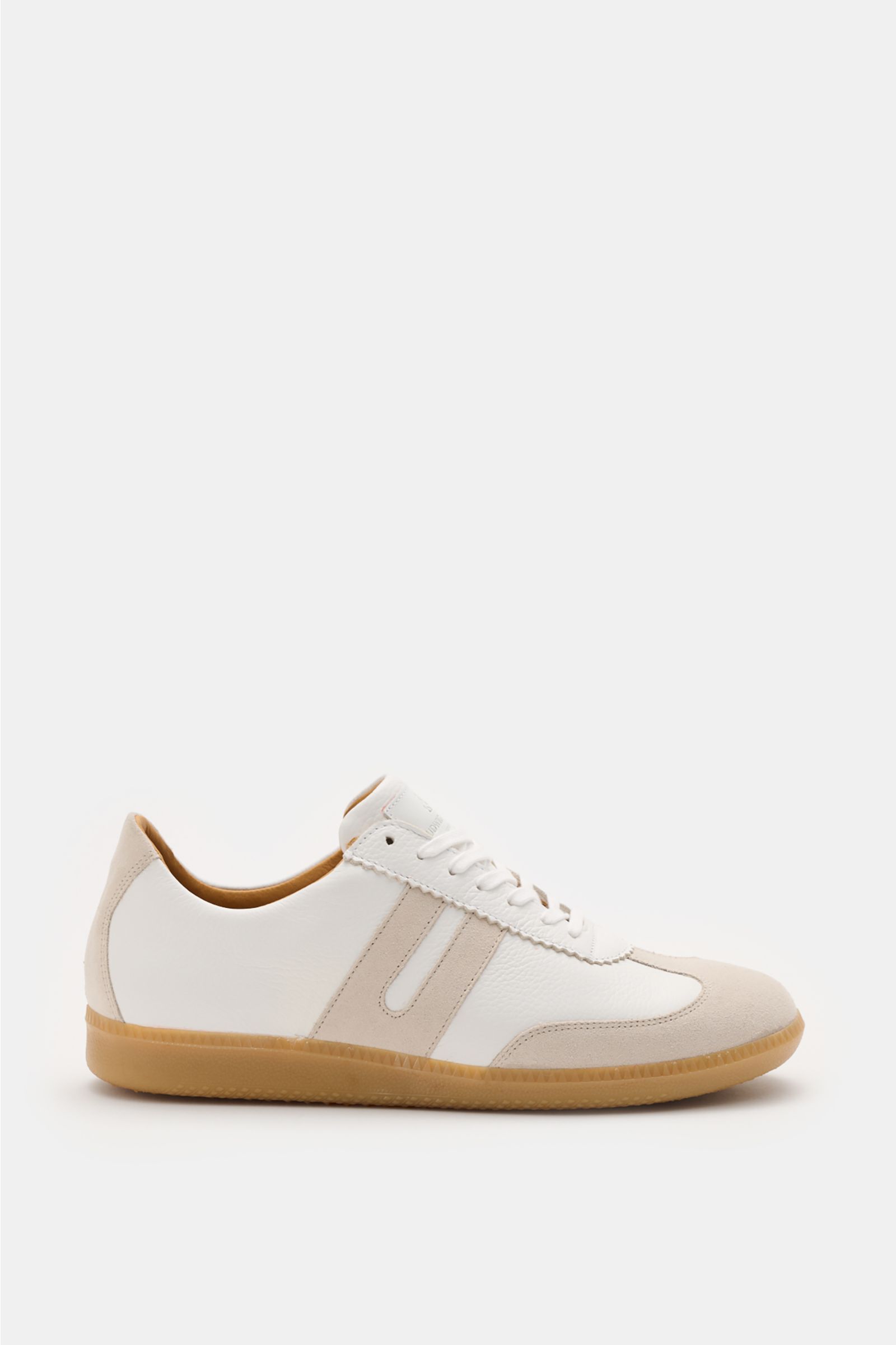 Ludwig Reiter Sneaker 'Sprinter' offwhite/sand seitlich fotografiert, Kalbsleder, Veloursleder-Overlays, flache Kautschuksohle, Lederfutter, sieben-Loch-Schnürung.