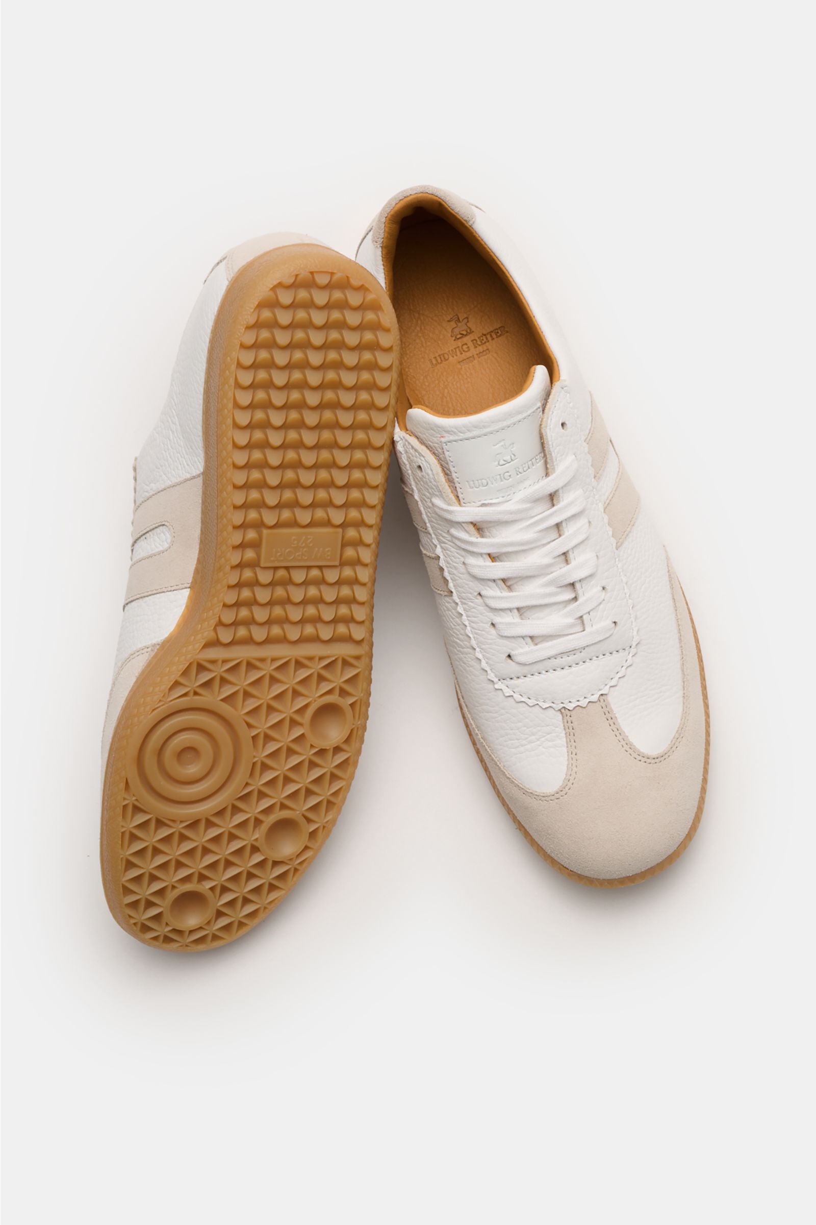 Ludwig Reiter Sneaker 'Sprinter' offwhite/sand aus fein genarbtem Kalbsleder mit Velours-Overlays, Kautschuksohle, Sieben-Loch-Schnürung, von oben fotografiert.