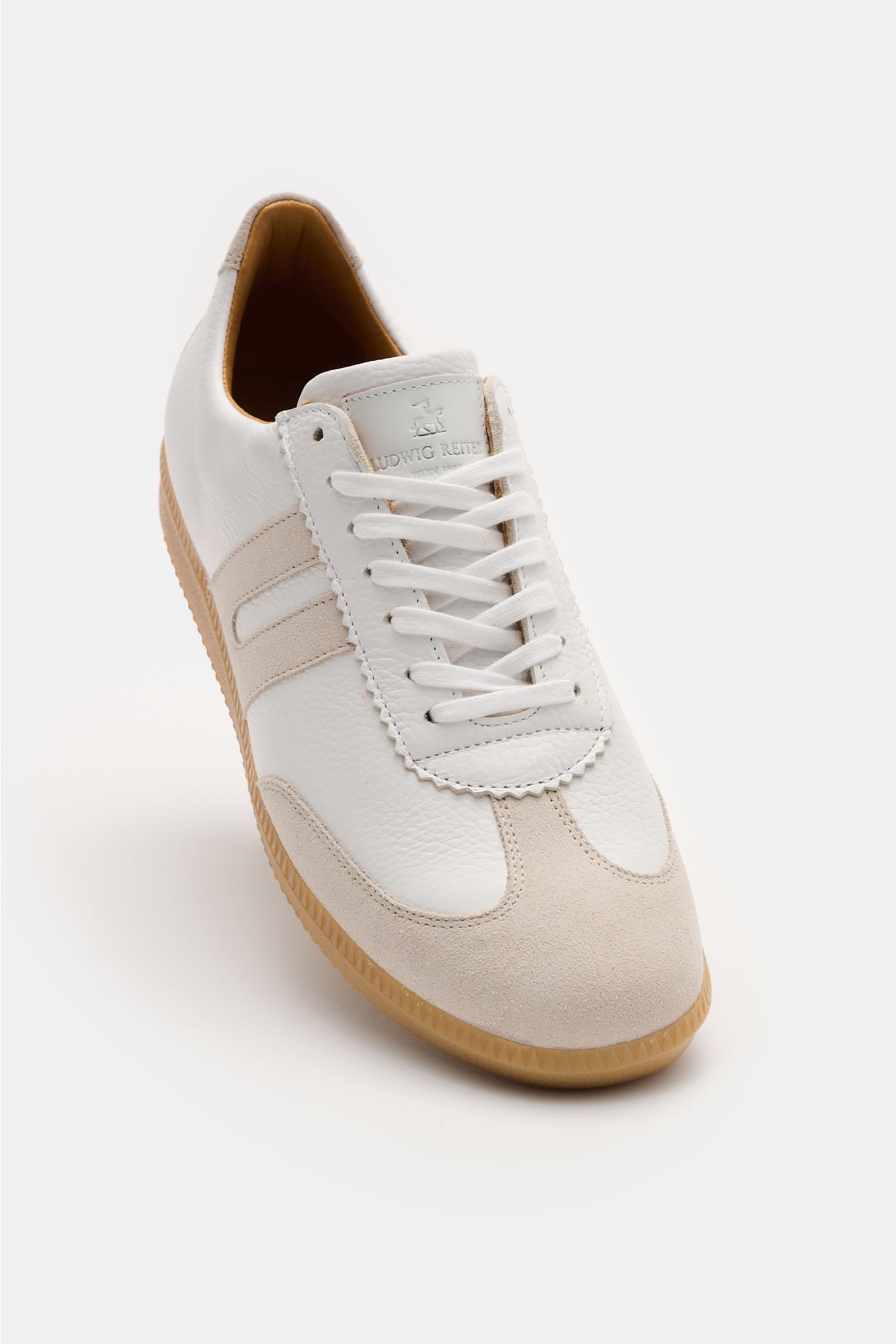 Ludwig Reiter Sneaker 'Sprinter' offwhite/sand, frontal schräg fotografiert, Kalbsleder, Velours-Overlays, Lederfutter, Kautschuksohle, Sieben-Loch-Schnürung.