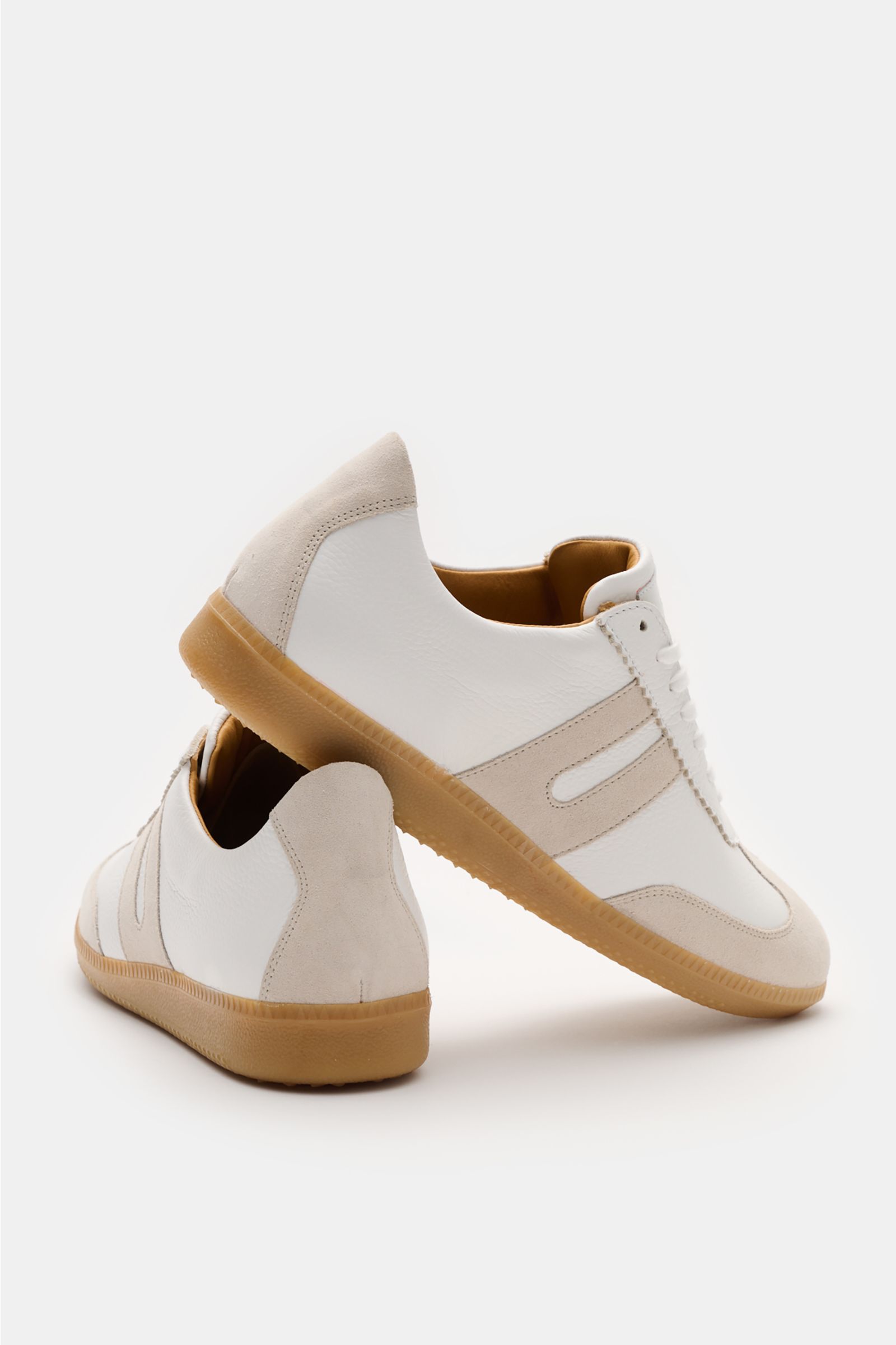 Ludwig Reiter Sneaker 'Sprinter' offwhite/sand aus Kalbsleder mit Velours-Overlays, flacher Kautschuksohle, schmaler Silhouette, sieben Loch Schnürung, Lederfutter, Ansicht seitlich hinten.