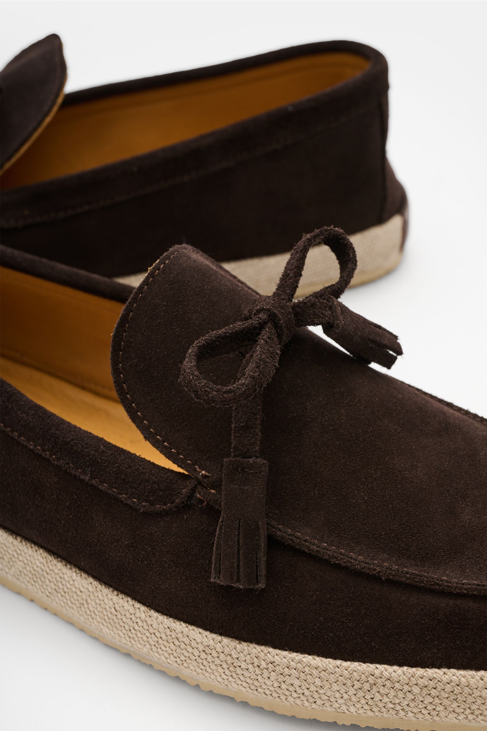 Nahaufnahme von Ludwig Reiter Espadrilles 'Portoges' dunkelbraun im Loafer-Design aus hydrophobiertem Veloursleder mit schmal zulaufender Silhouette, Ziernaht, schnürbarer Tassel, geflochtener Umsäumung, Leder-Innenfutter und flexibler Kautschuksohle, fro