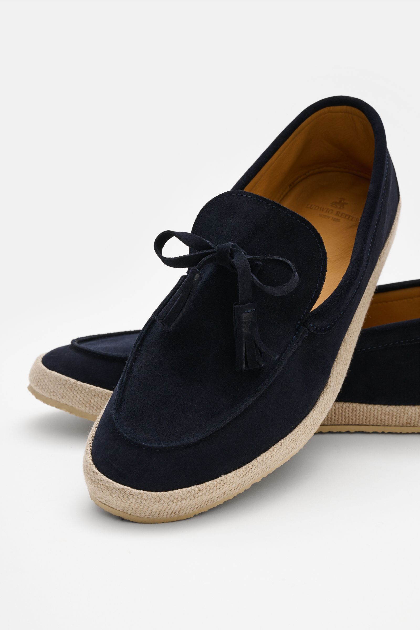 Ludwig Reiter Espadrilles 'Portoges' navy, seitlich schräg von vorne fotografiert, Hydrovelours mit Ziernaht, Tassel, geflochtener Umsäumung, Lederfutter, Kautschuksohle.