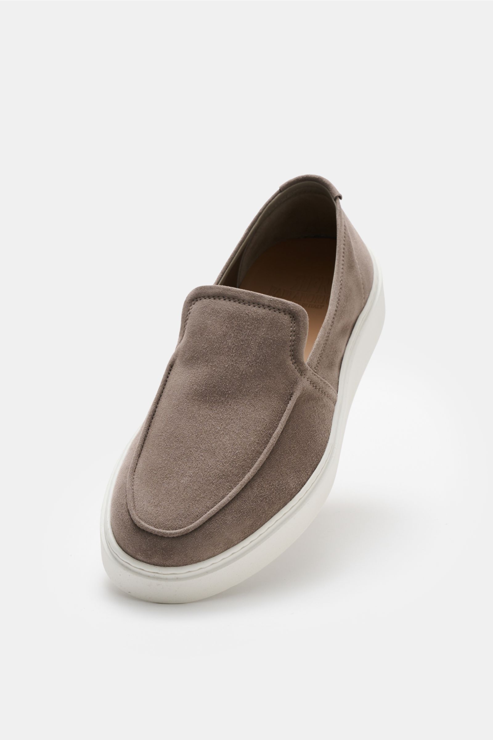 Fabiano Ricci Loafer taupe in soft velour leather, slim silhouette, stitched front cap, leather lining, removable padded insoles, flexible rubber sole, photographed from a top-front angle. Puristisch, leicht und mit spürbarem Luxus: Dieser Loafer von FABI