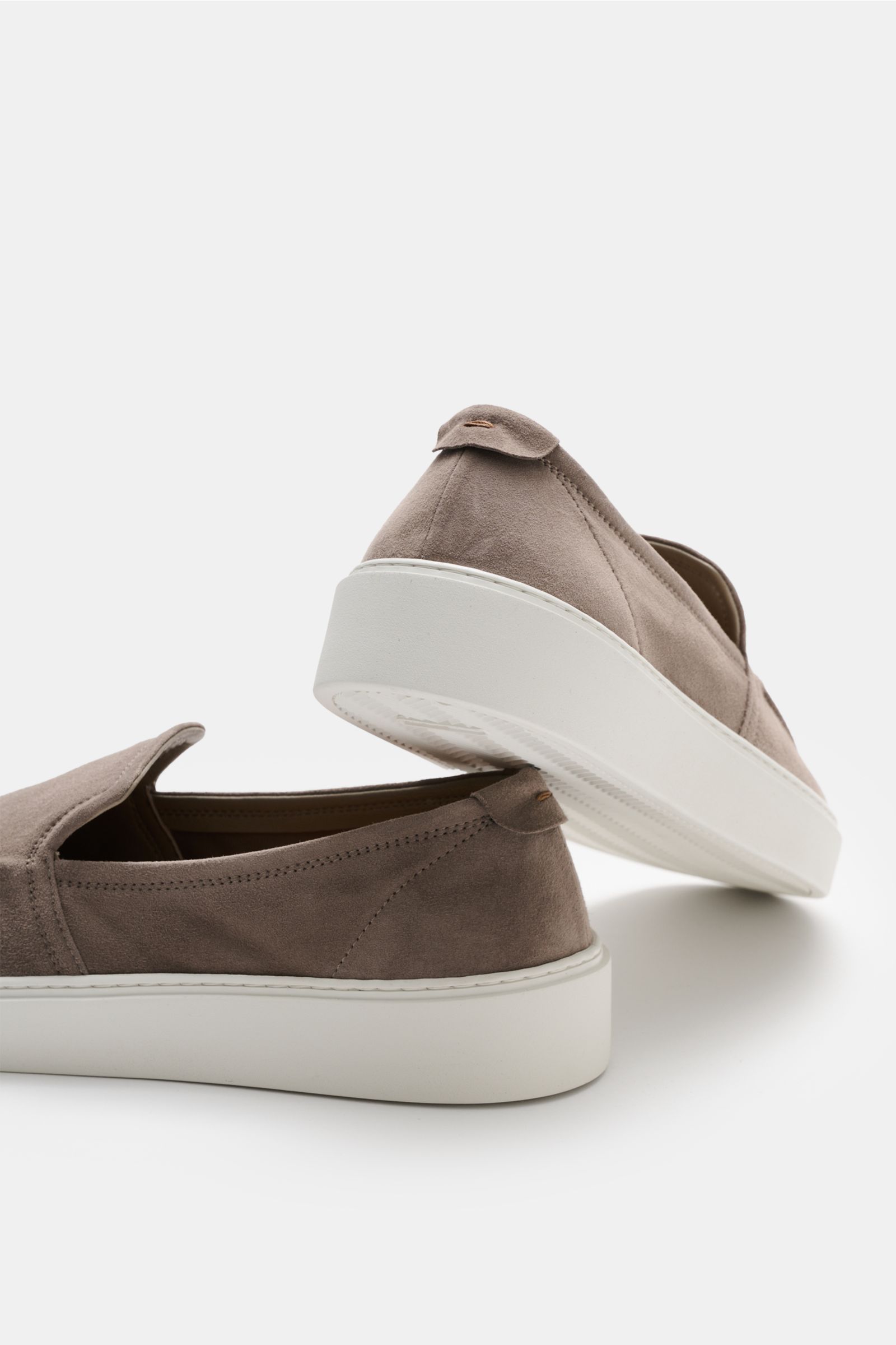 Rear and side view of Fabiano Ricci Loafer taupe in soft velour leather with sleek silhouette and white rubber sole, photographed from a low angle.  

Description: Puristisch, leicht und mit spürbarem Luxus: Dieser Loafer von FABIANO RICCI überzeugt du