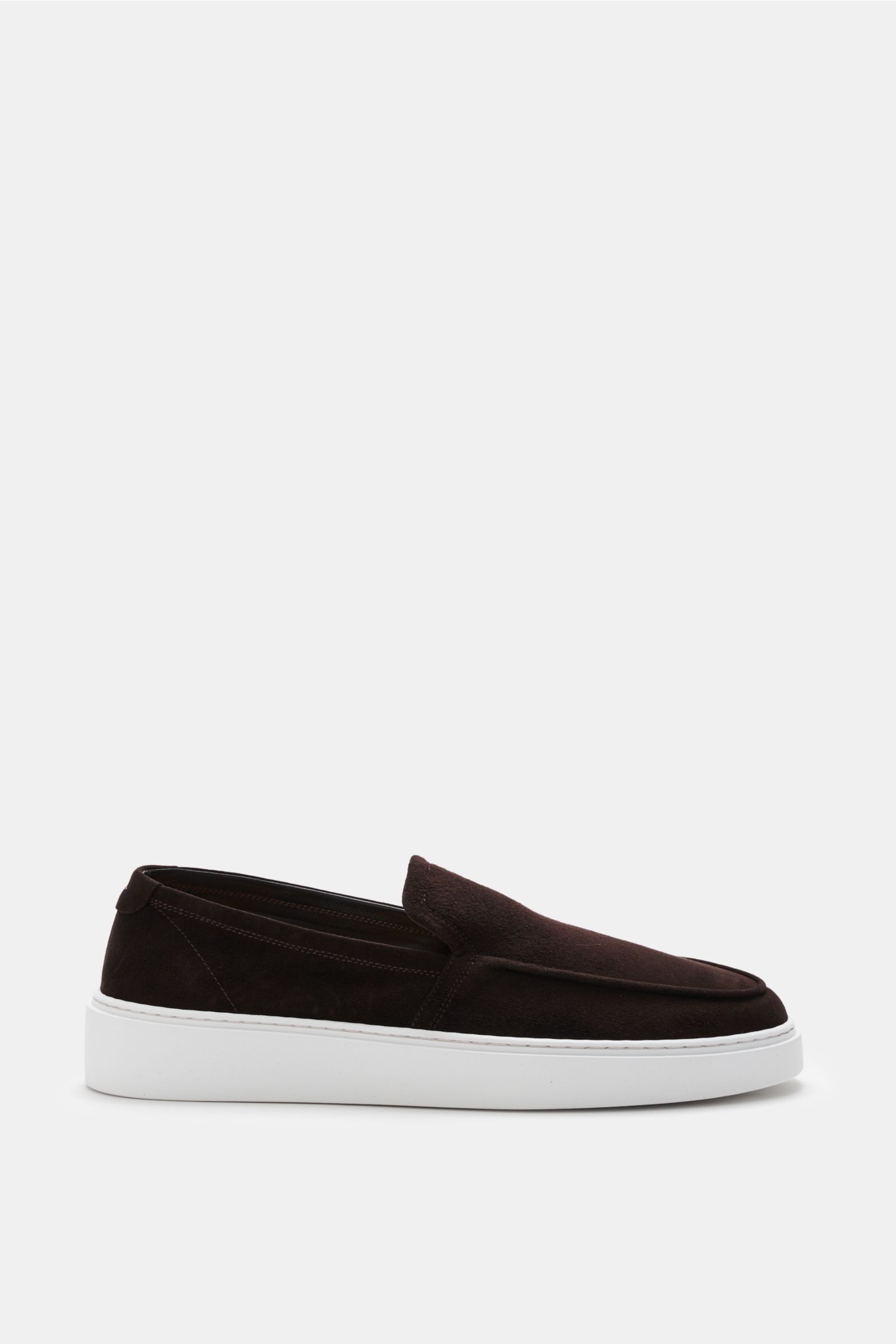 Fabiano Ricci Loafer dunkelbraun aus edlem Veloursleder mit schmaler Silhouette, Naht auf der Vorderkappe, flexible Gummisohle, Seitenansicht.
