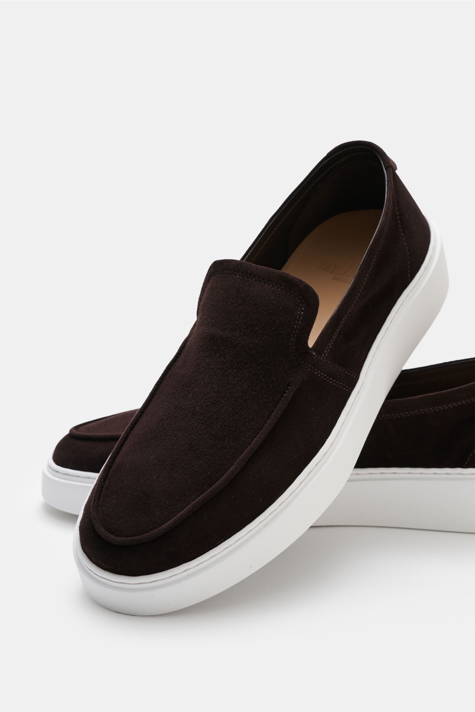 Fabiano Ricci Loafer dunkelbraun aus softem Veloursleder, schmal zulaufend mit Naht auf der Vorderkappe, seitliche Obersicht.