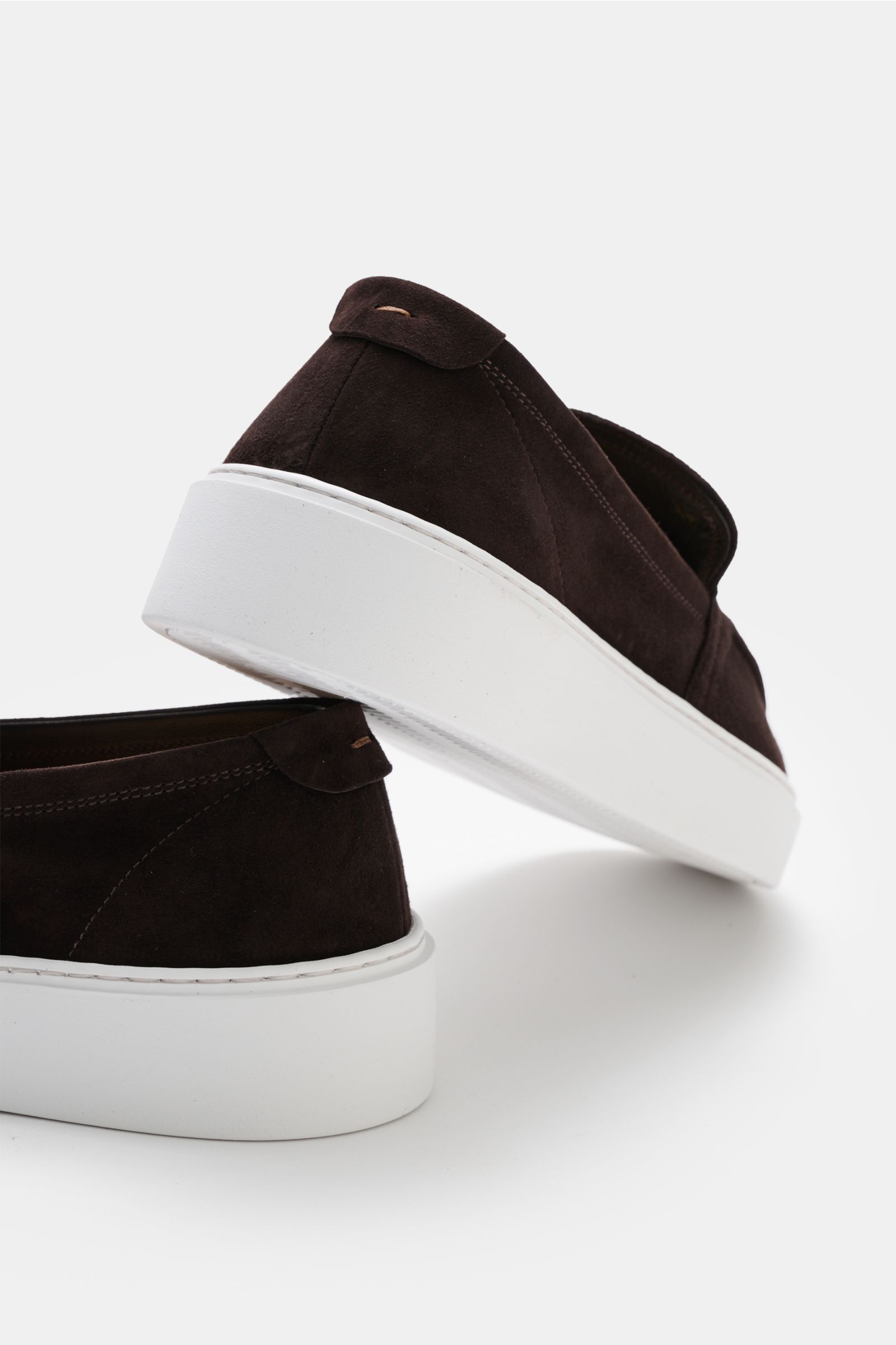 Fabiano Ricci Loafer dunkelbraun aus edlem Veloursleder, schmal zulaufend, weiße Gummisohle, rückseitige Nahaufnahme schräg von unten.