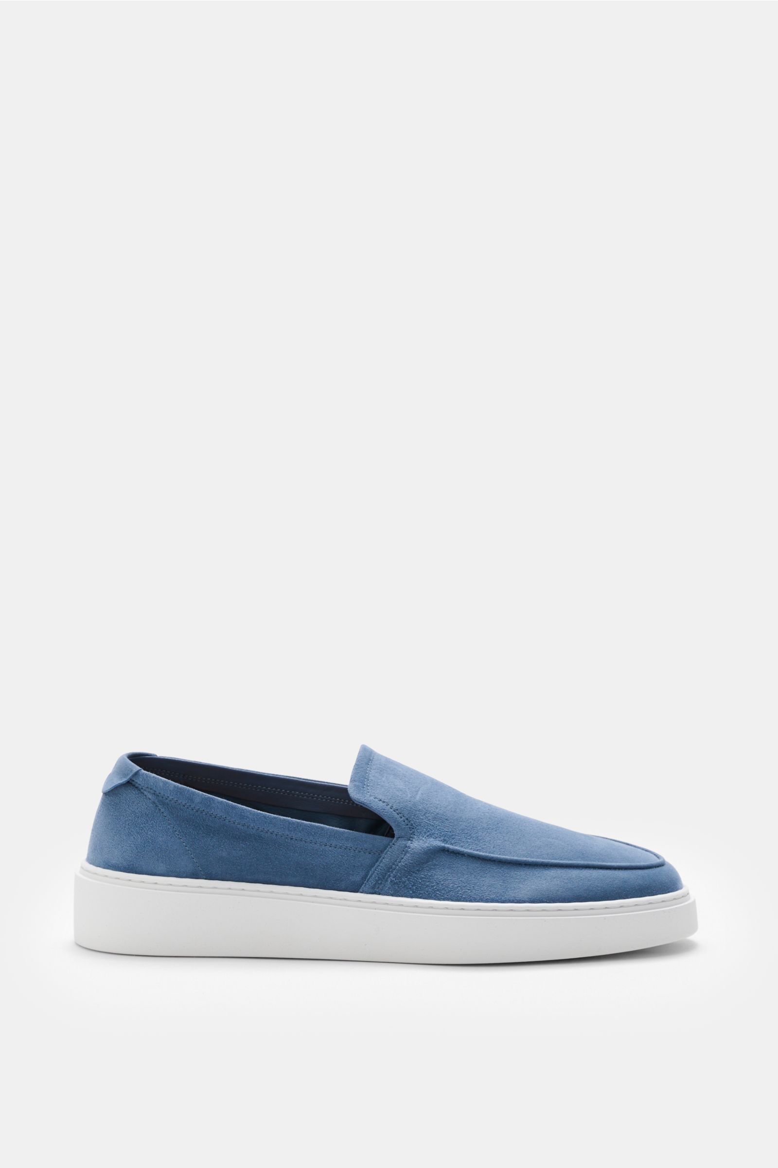 Fabiano Ricci Loafer rauchblau aus edlem Veloursleder, schmal zulaufend, Naht vorne, flexible weiße Gummisohle, seitliche Ansicht.