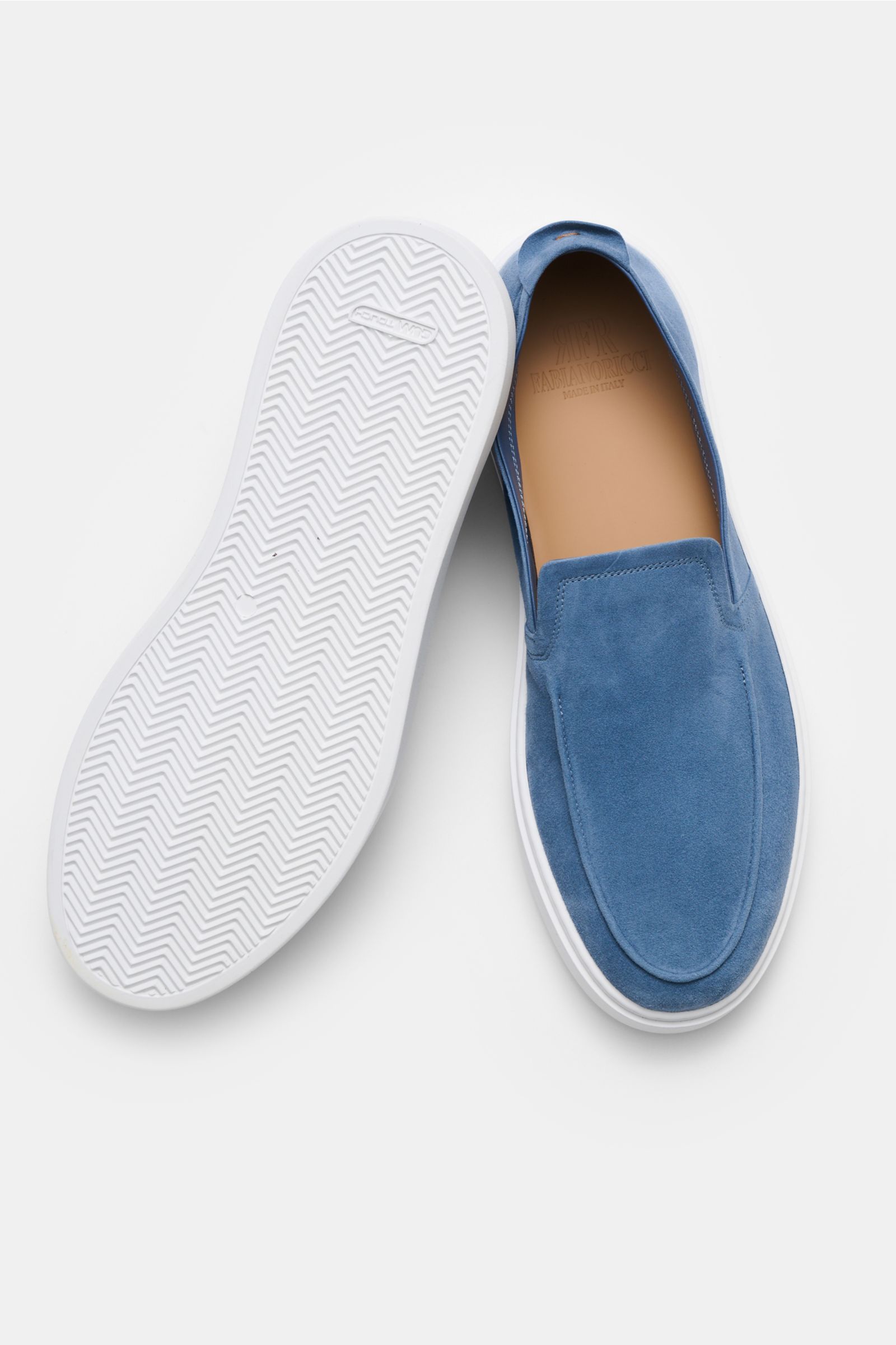 Fabiano Ricci Loafer rauchblau aus softem Veloursleder, schmal zulaufend, mit flexibler weißer Gummisohle, Ansicht von oben und Sohle.