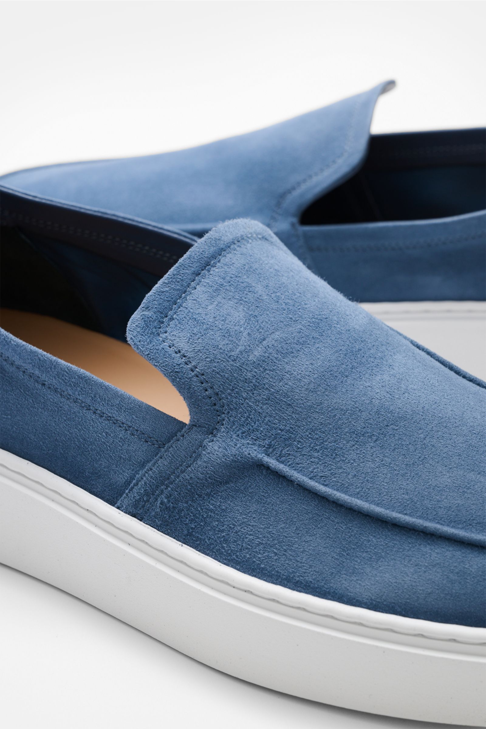 Nahaufnahme des Fabiano Ricci Loafer rauchblau aus edlem Veloursleder, schmal zulaufend mit Naht auf der Vorderkappe, von oben fotografiert.