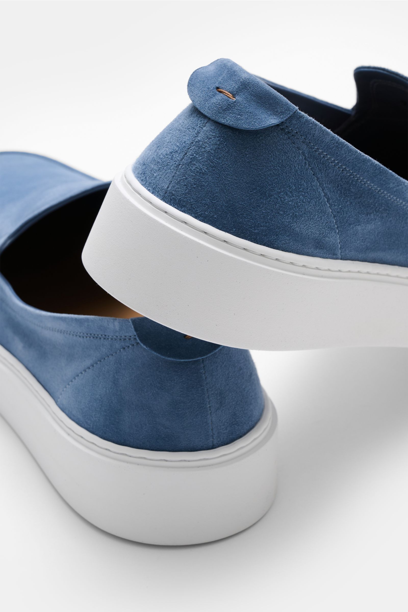 Fabiano Ricci Loafer rauchblau aus weichem Veloursleder, schmal zulaufend, flexible weiße Gummisohle, Detailansicht von hinten schräg oben.