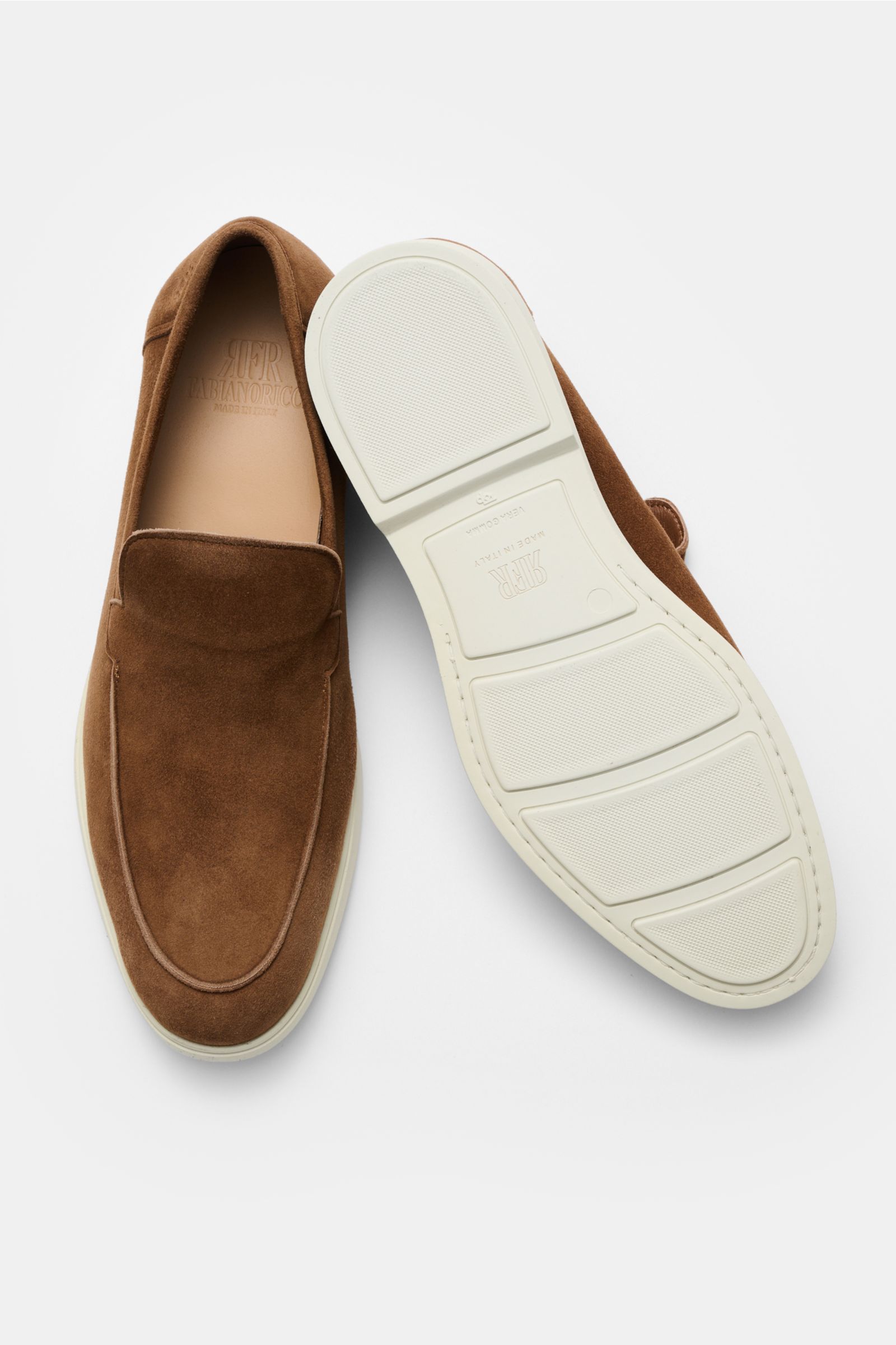 Fabiano Ricci Loafer 'Reverse' hellbraun aus edlem Veloursleder mit schmaler Silhouette, Naht auf der Vorderkappe, flexible Gummisohle, Lederfutter, Ansicht von oben und Sohle.