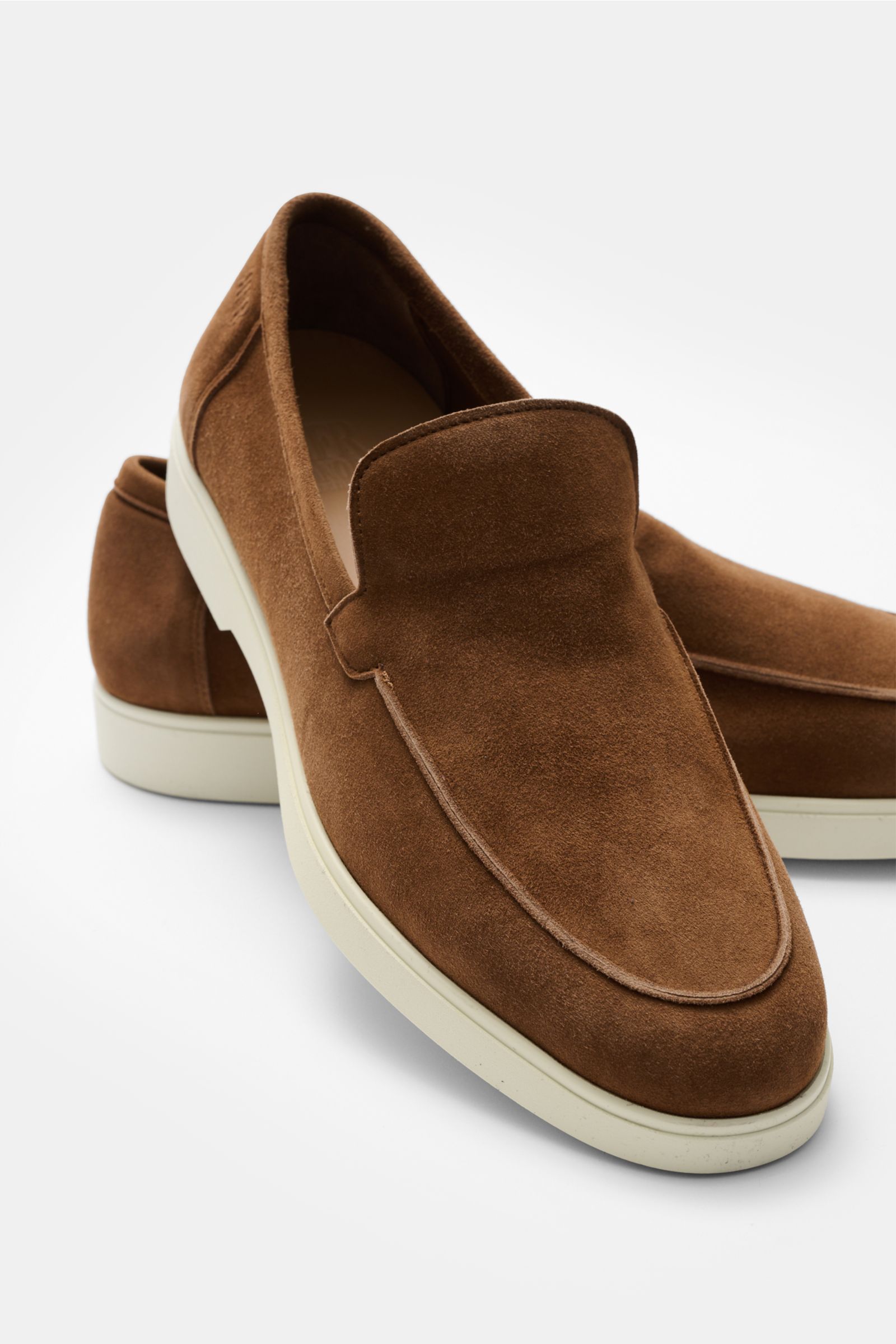 Fabiano Ricci Loafer 'Reverse' hellbraun aus edlem Veloursleder, schmal zulaufend, Naht auf Vorderkappe, Lederfutter, flexible Gummisohle, seitliche Nahaufnahme.