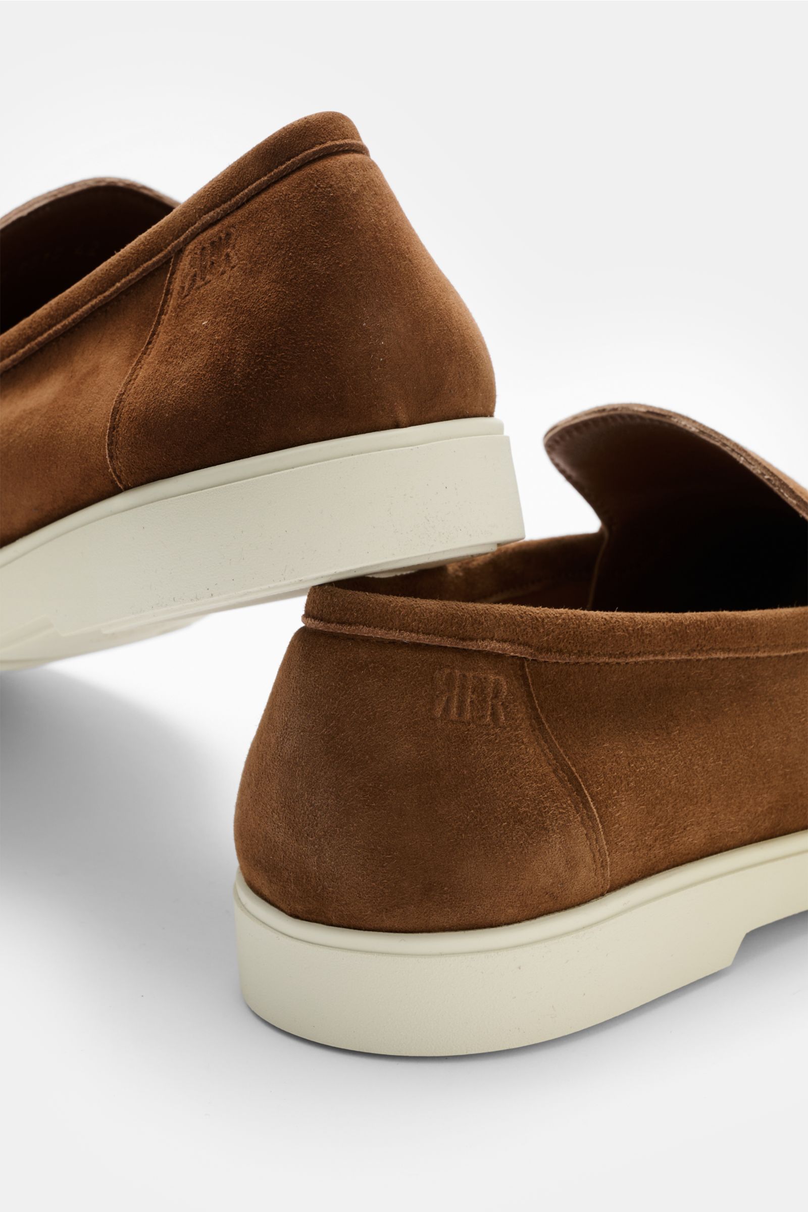 Fabiano Ricci Loafer 'Reverse' hellbraun aus edlem Veloursleder, schmal zulaufend, Naht auf Vorderkappe, Lederfutter, flexible Gummisohle, Seitenansicht.