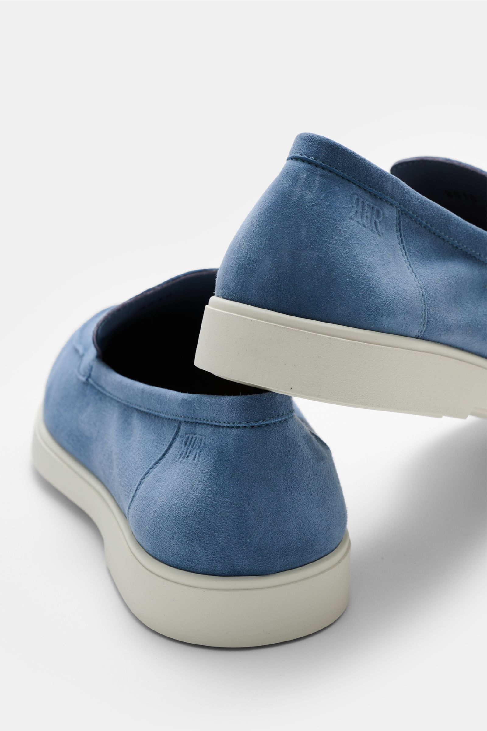 Fabiano Ricci Loafer 'Reverse' rauchblau aus edlem Veloursleder, schmal zulaufend mit Naht vorne, Lederfutter, flexible Gummisohle, seitliche Ansicht.