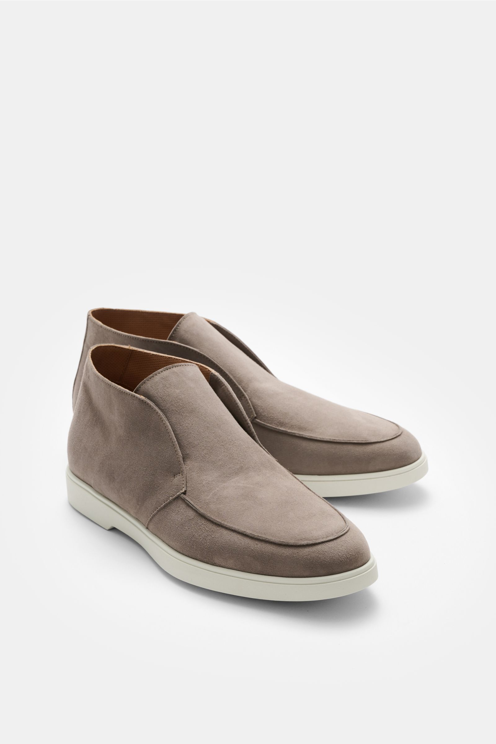 Fabiano Ricci Desert Boot 'Reverse' taupe aus feinem Veloursleder, schmal zulaufend, Naht auf Vorderkappe, Lederfutter, Gummisohle, seitliche Perspektive.