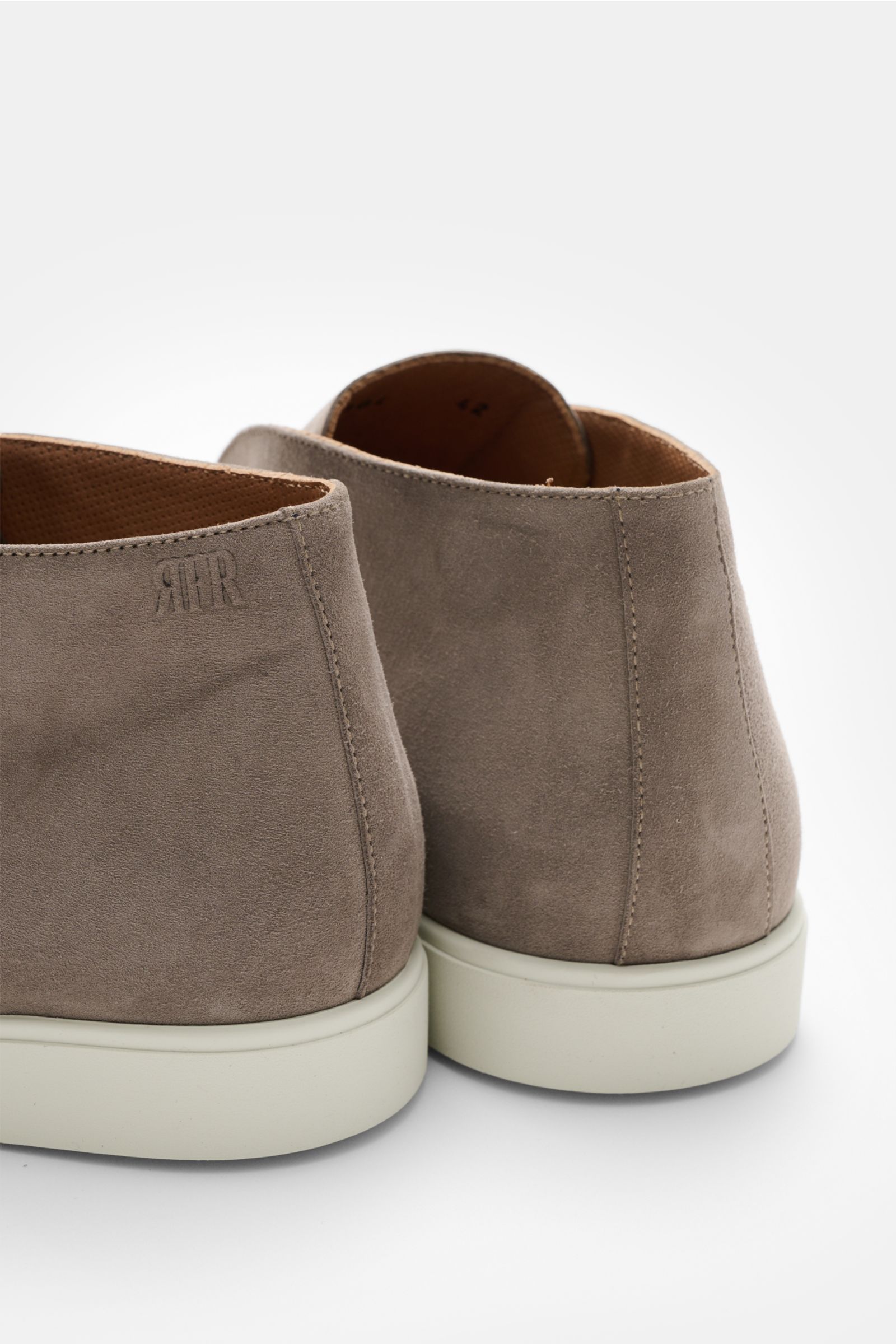 Fabiano Ricci Desert Boot 'Reverse' taupe aus feinem Veloursleder von hinten fotografiert, mit Lederfutter, Naht vorne, schmaler Silhouette, flexibler Gummisohle.