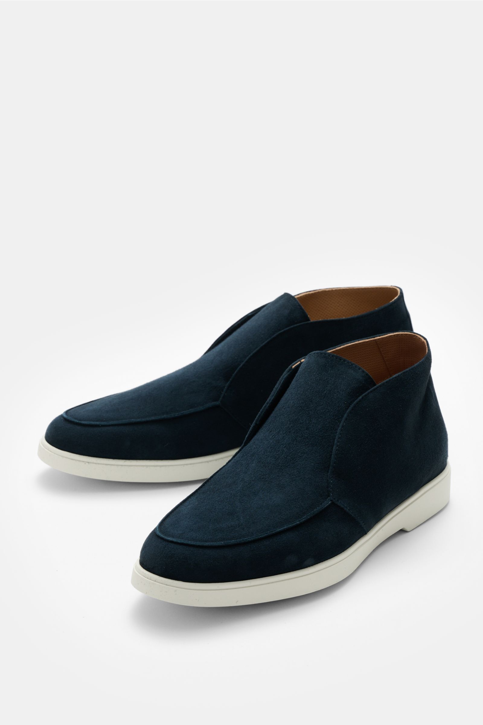 Fabiano Ricci Desert Boot 'Reverse' navy aus edlem Veloursleder, schmal zulaufend, Naht auf Vorderkappe, Lederfutter, Gummisohle, seitliche Nahaufnahme.