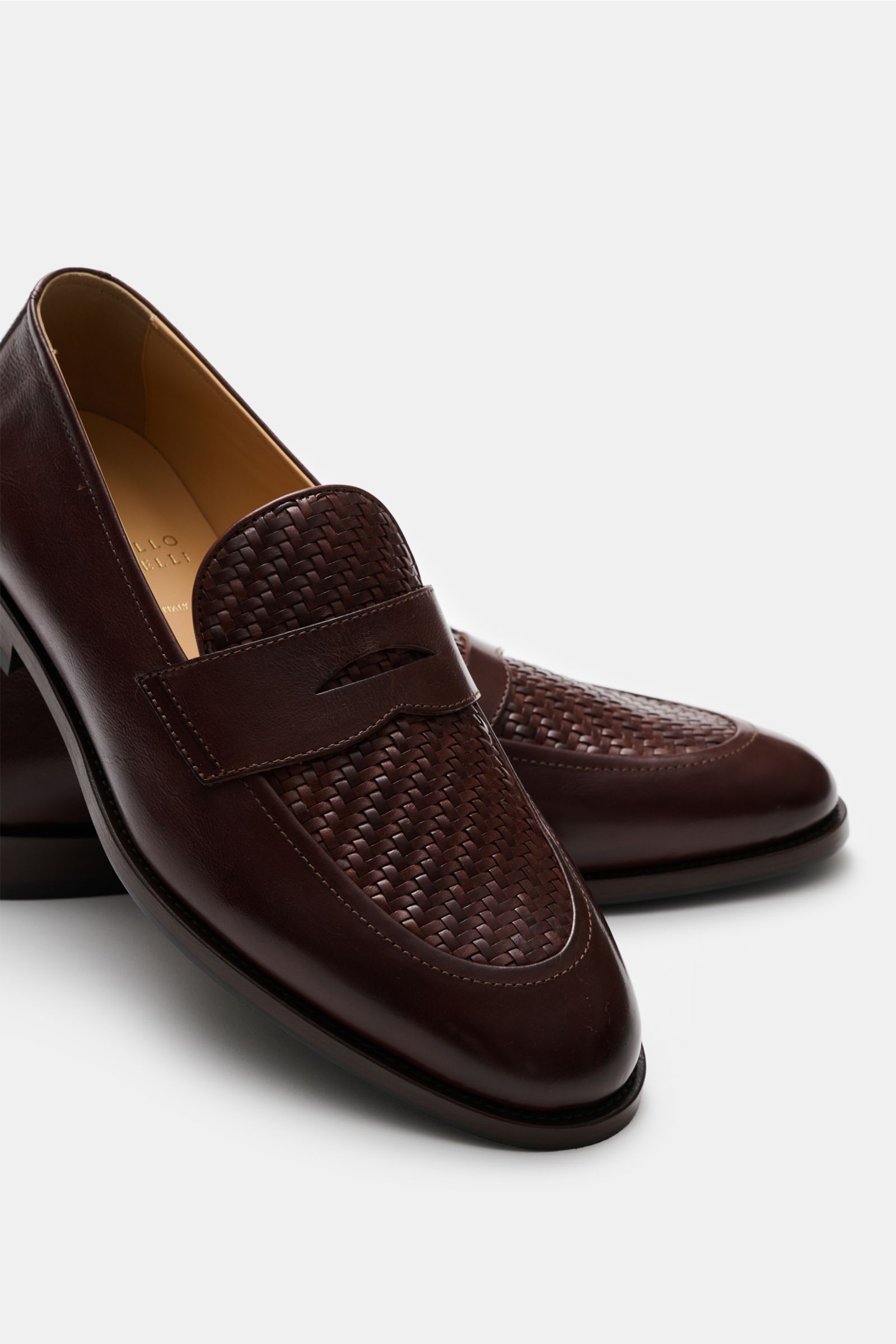 Brunello Cucinelli Penny Loafer braun aus Glattleder mit geflochtener Lasche und Penny Strap, schmal zulaufend, von oben seitlich fotografiert.