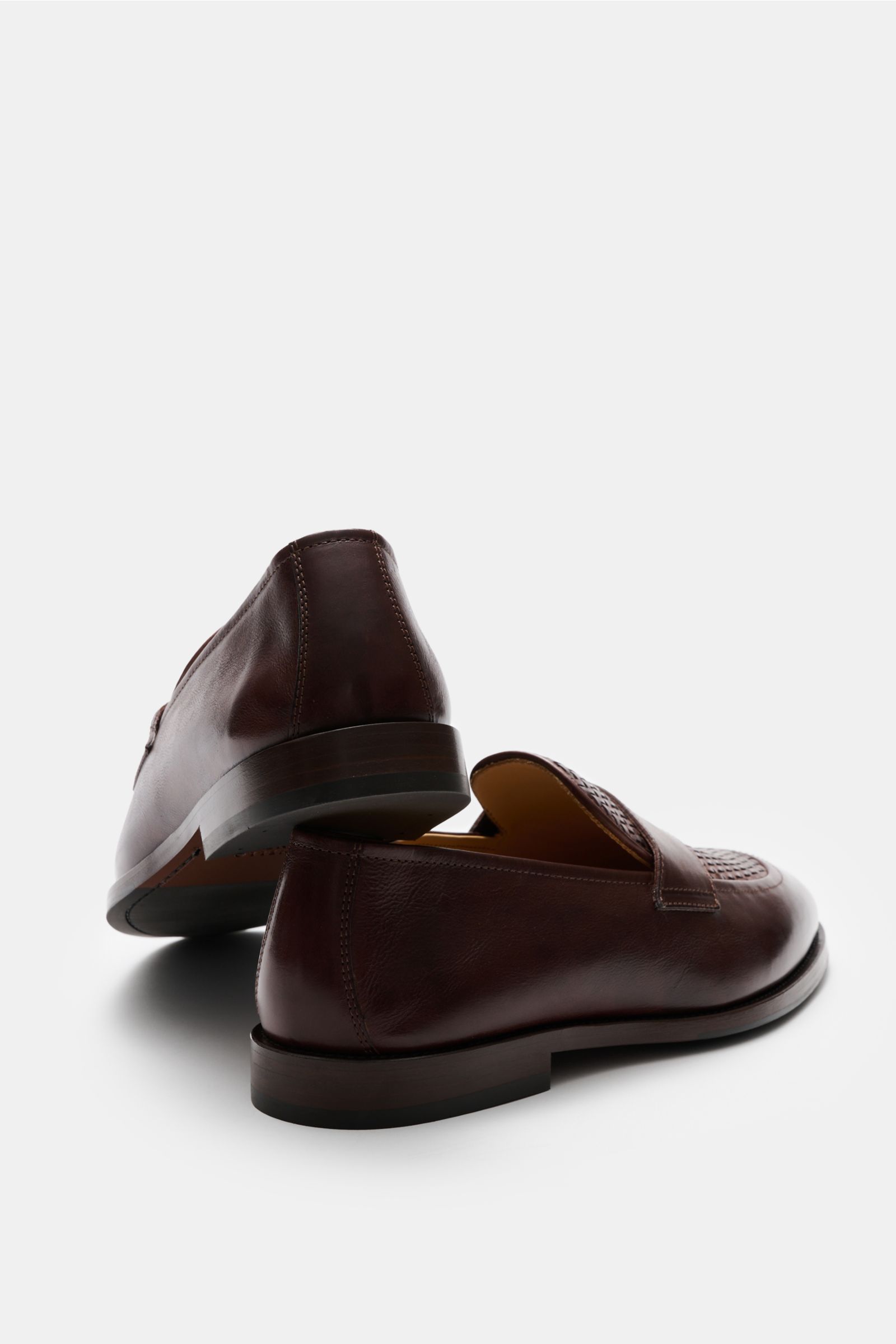 Brunello Cucinelli Penny Loafer braun aus Glattleder mit geflochtenem Penny Strap, schmal zulaufend, von hinten und seitlich fotografiert.