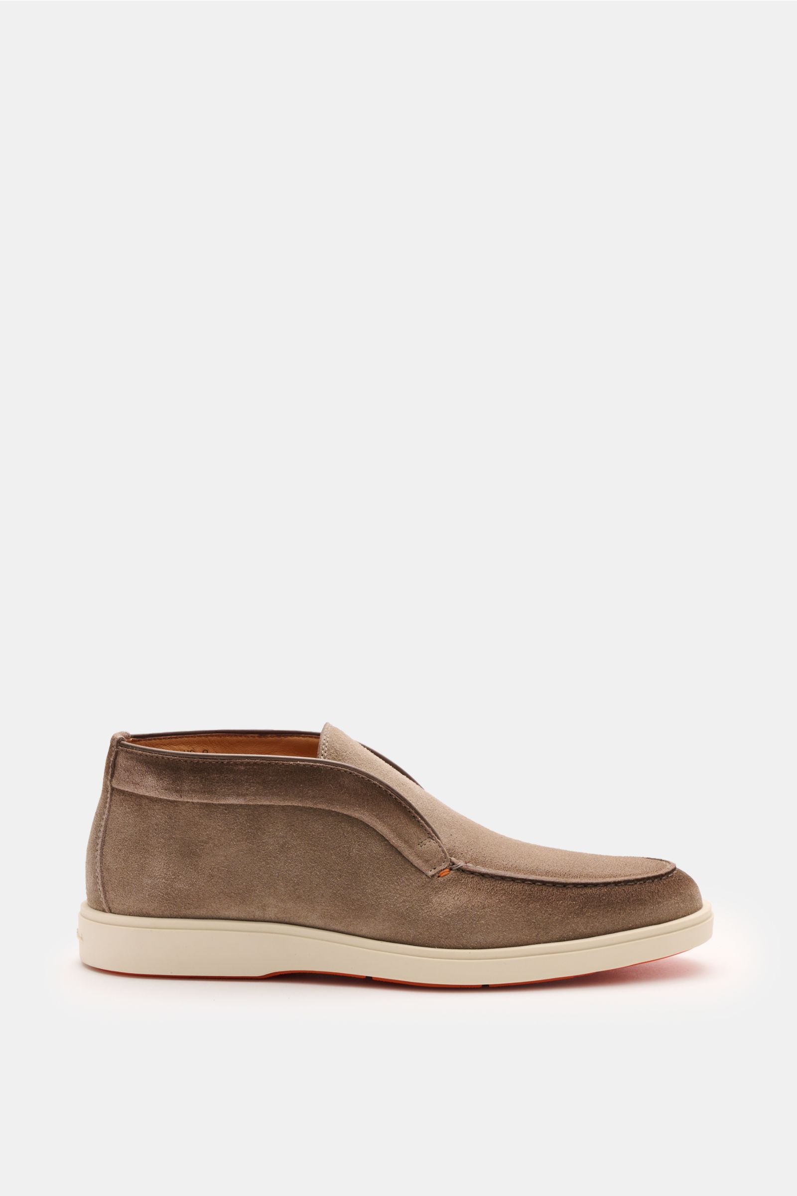 Santoni Desert Boot taupe, Seitenansicht, feines Velours-Wildleder, schmale Silhouette, Ziernaht vorne, Lederfutter, flexible Sneaker-Gummisohle.