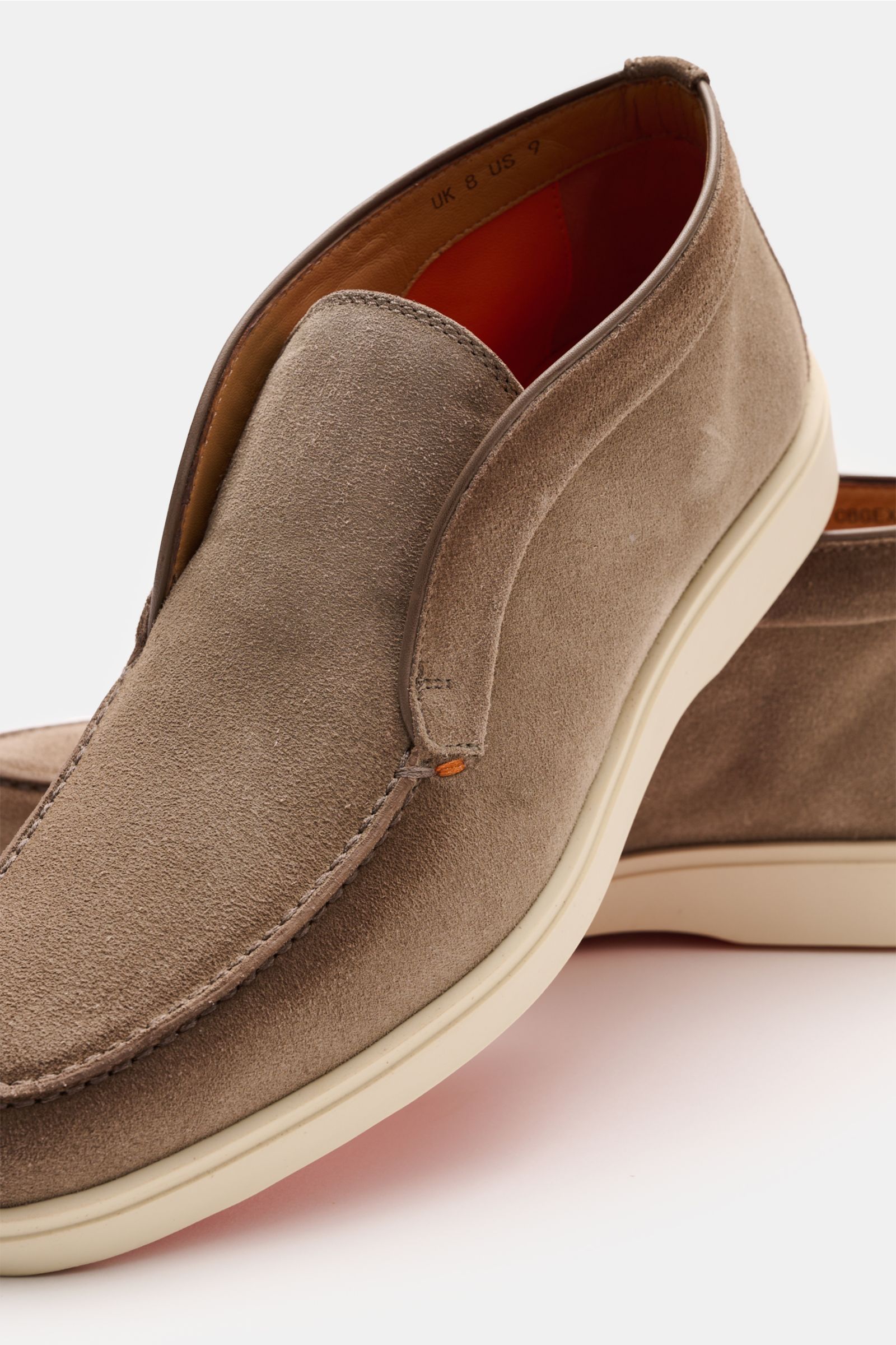 Santoni Desert Boot taupe aus feinem Veloursleder mit schmal zulaufender Silhouette, Ziernaht vorne, Lederfutter, flexible Gummisohle, Frontalaufnahme.