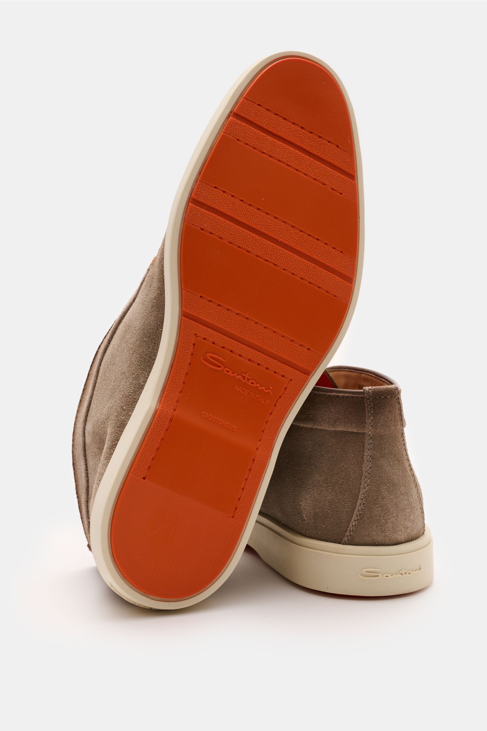 Santoni Desert Boot taupe, schmal zulaufend, aus geschmeidigem Veloursleder, mit roter flexibler Gummisohle, Ziernaht vorne, Lederfutter, Rückansicht und Sohlenperspektive.