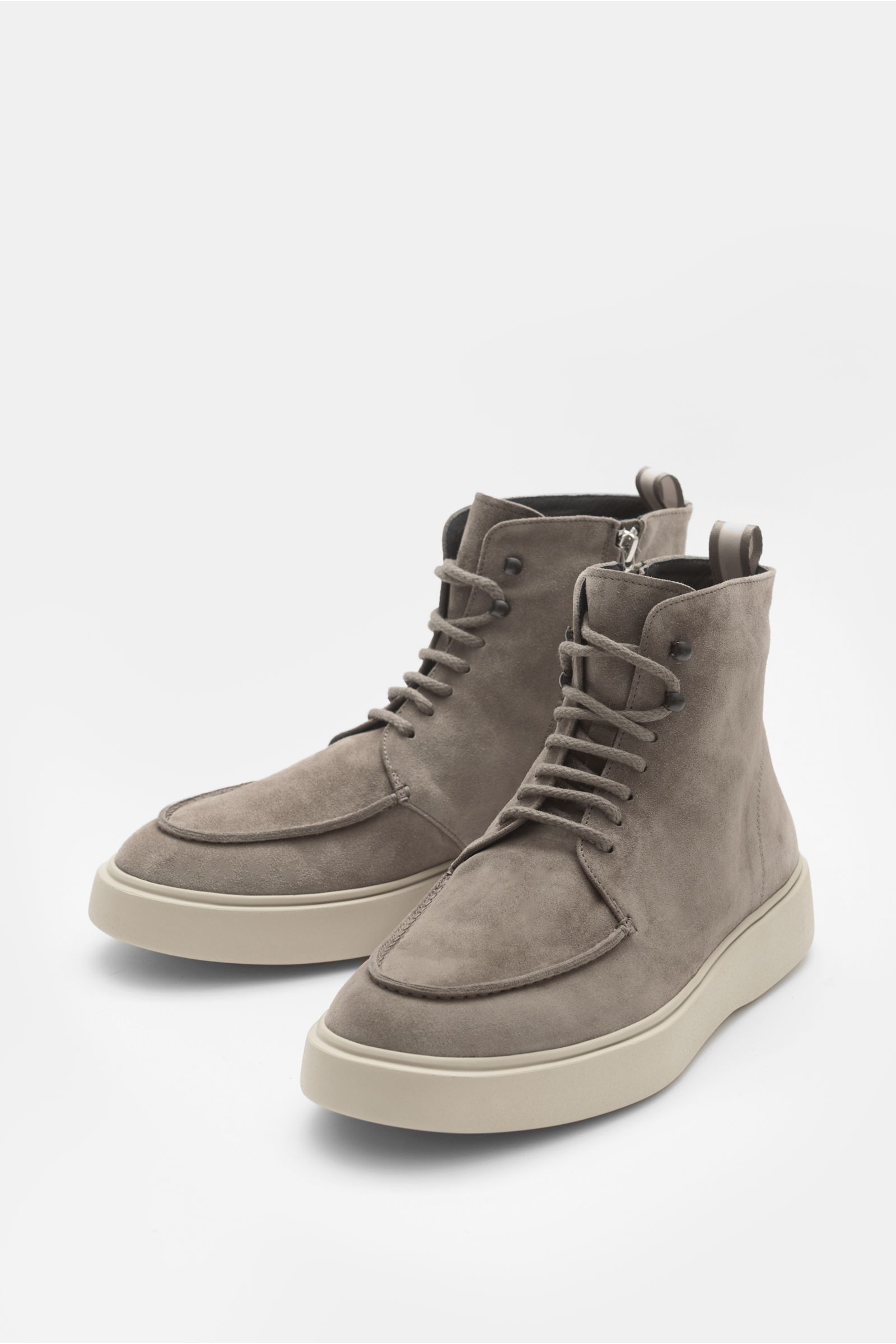 Officine Creative Schnürboot 'Frame' taupe photographed from a front-side angle, featuring edles Veloursleder, schmal zulaufende Silhouette, Sieben-Loch-Schnürung, Reißverschluss on the inner side, typische Grosgrain-Anziehschlaufe, ledernes Innenfutter, 