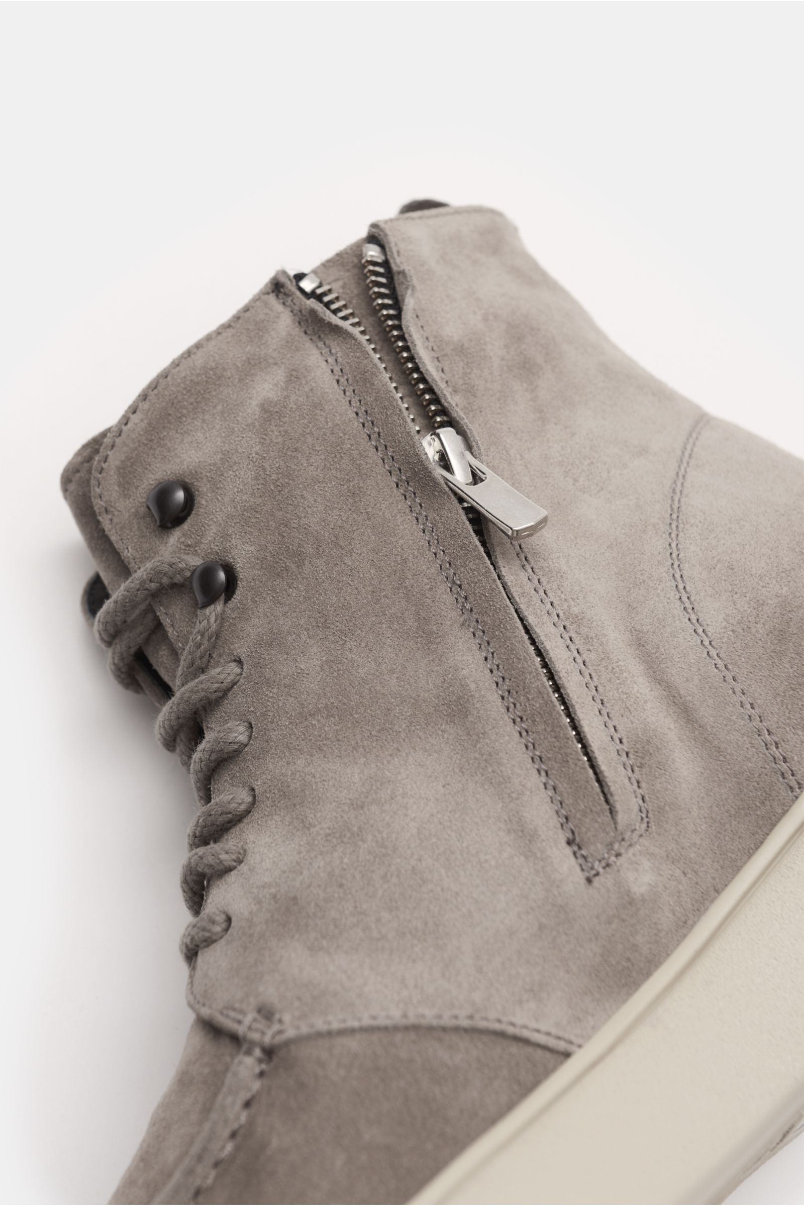 Close-up side view of the Officine Creative Schnürboot 'Frame' taupe, showing edles Veloursleder, schmal zulaufende Silhouette, Sieben-Loch-Schnürung, Reißverschluss on the inner side, typische Grosgrain-Anziehschlaufe, ledernes Innenfutter, and Laufsohle