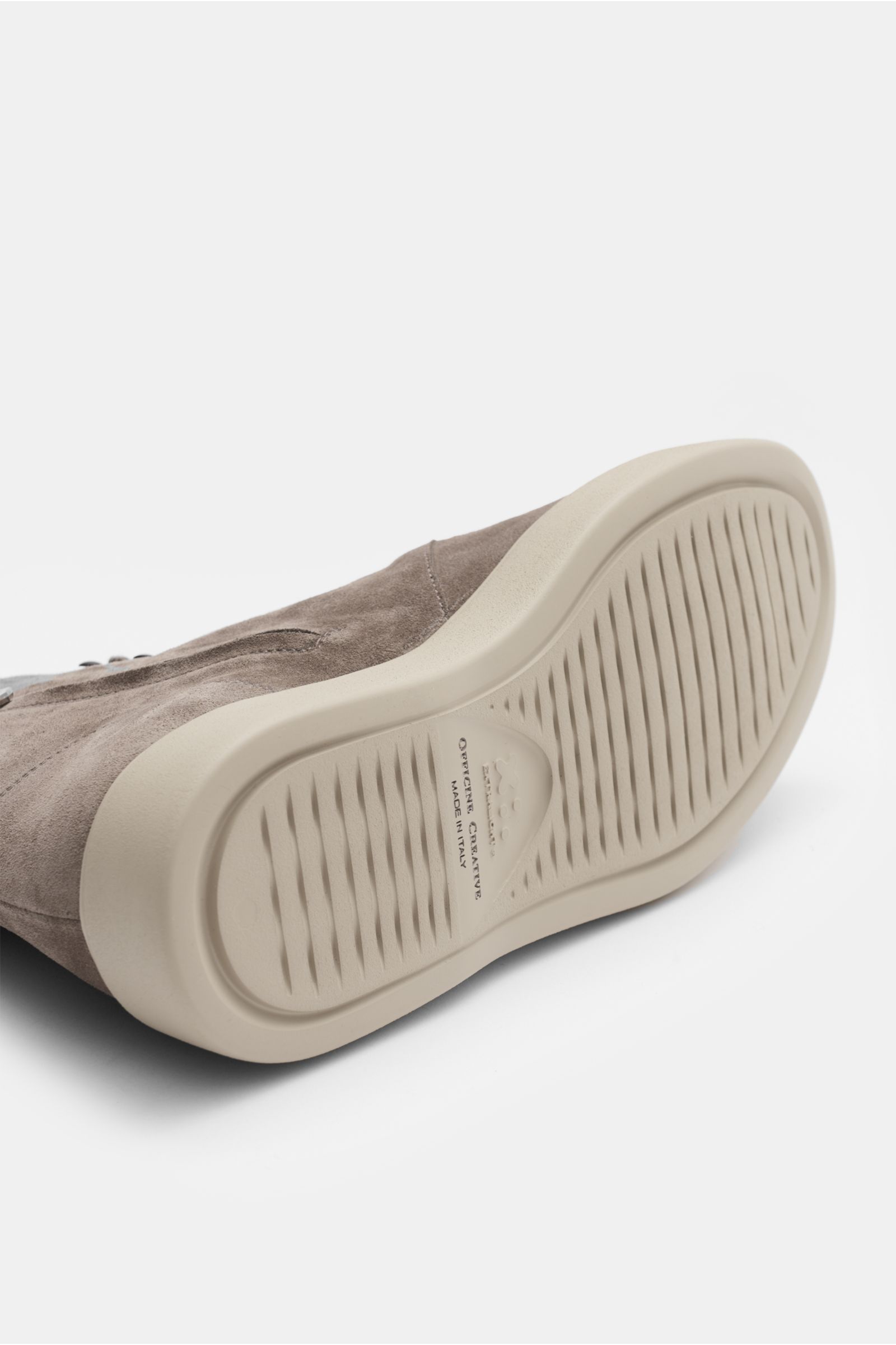 Officine Creative Schnürboot 'Frame' taupe viewed from the sole side, featuring edles Veloursleder, schmal zulaufende Silhouette, Sieben-Loch-Schnürung, Reißverschluss auf der Innenseite, typische Grosgrain-Anziehschlaufe, ledernes Innenfutter, and Laufso