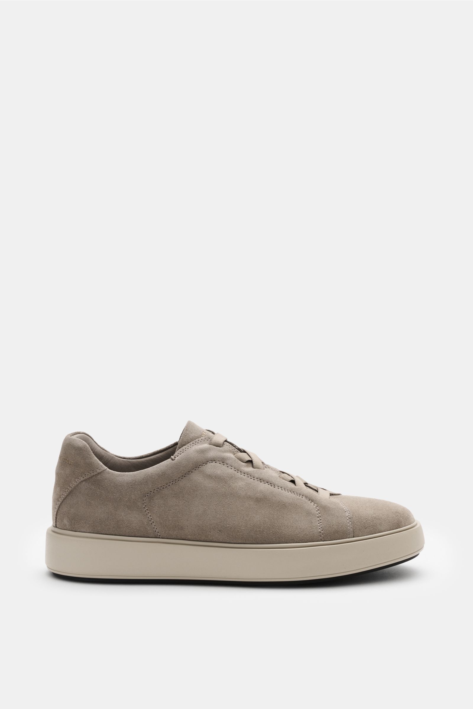 Officine Creative Slip-on-Sneaker 'Slouch 001' taupe, Seitenansicht, Veloursleder, runde Vorderkappe, elastische Bänder, gepolsterter Schaftrand, Lederfutter, extraleichte Gummisohle.