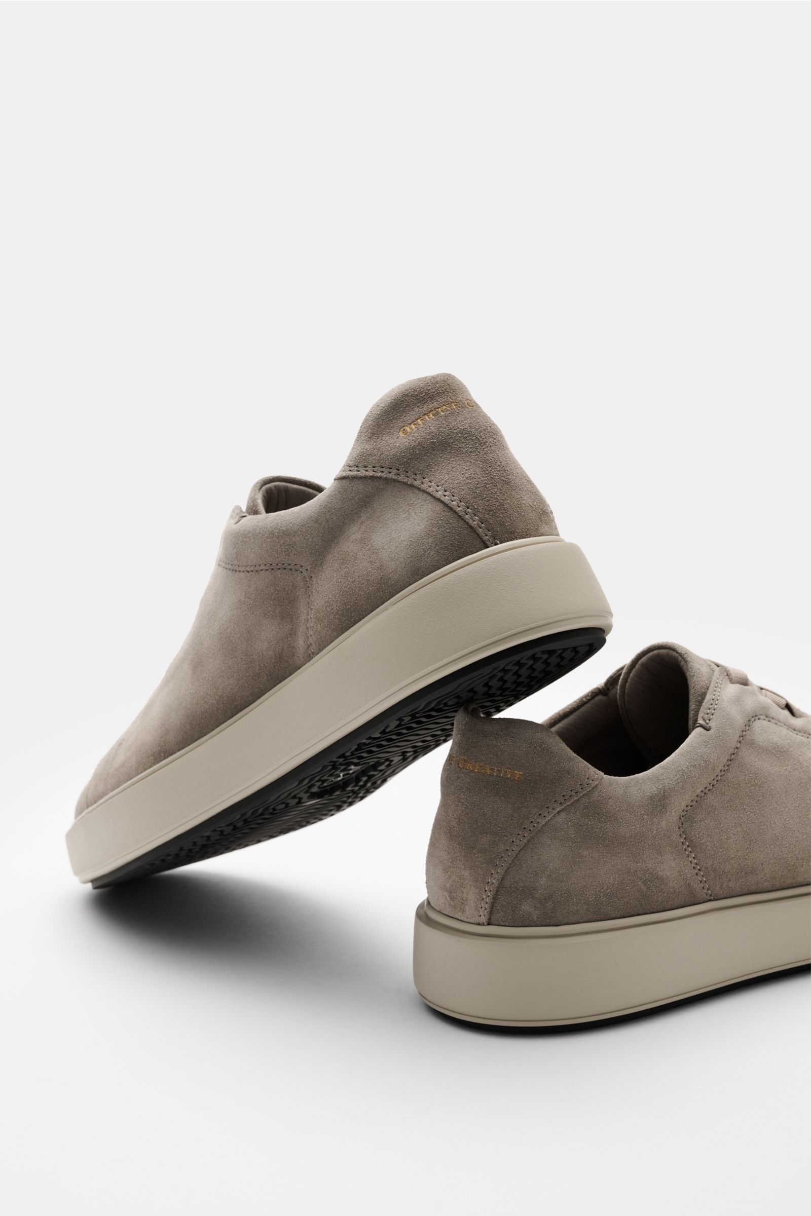 Officine Creative Slip-on-Sneaker 'Slouch 001' taupe aus Veloursleder, seitlich und hinten mit goldfarbener Logo-Prägung, elastische Bänder, Gummisohle.