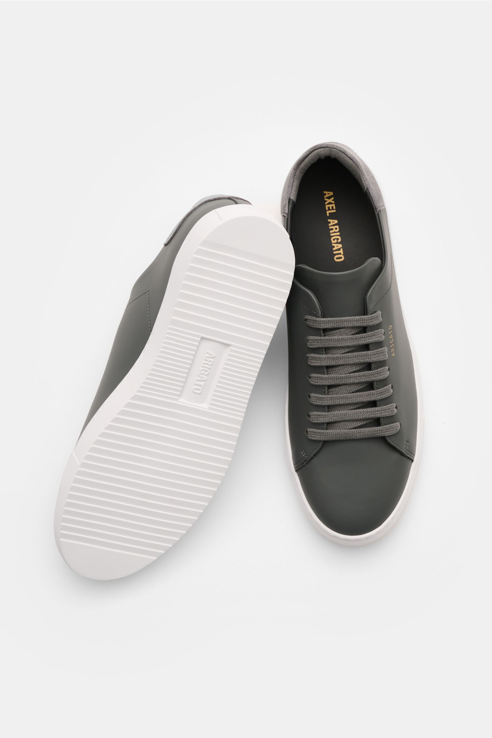 Axel Arigato Sneaker 'Clean 90' dunkelgrau, minimalistisch, aus Glattleder, sieben-Loch-Schnürung, flexible weiße Sohle, von oben fotografiert.