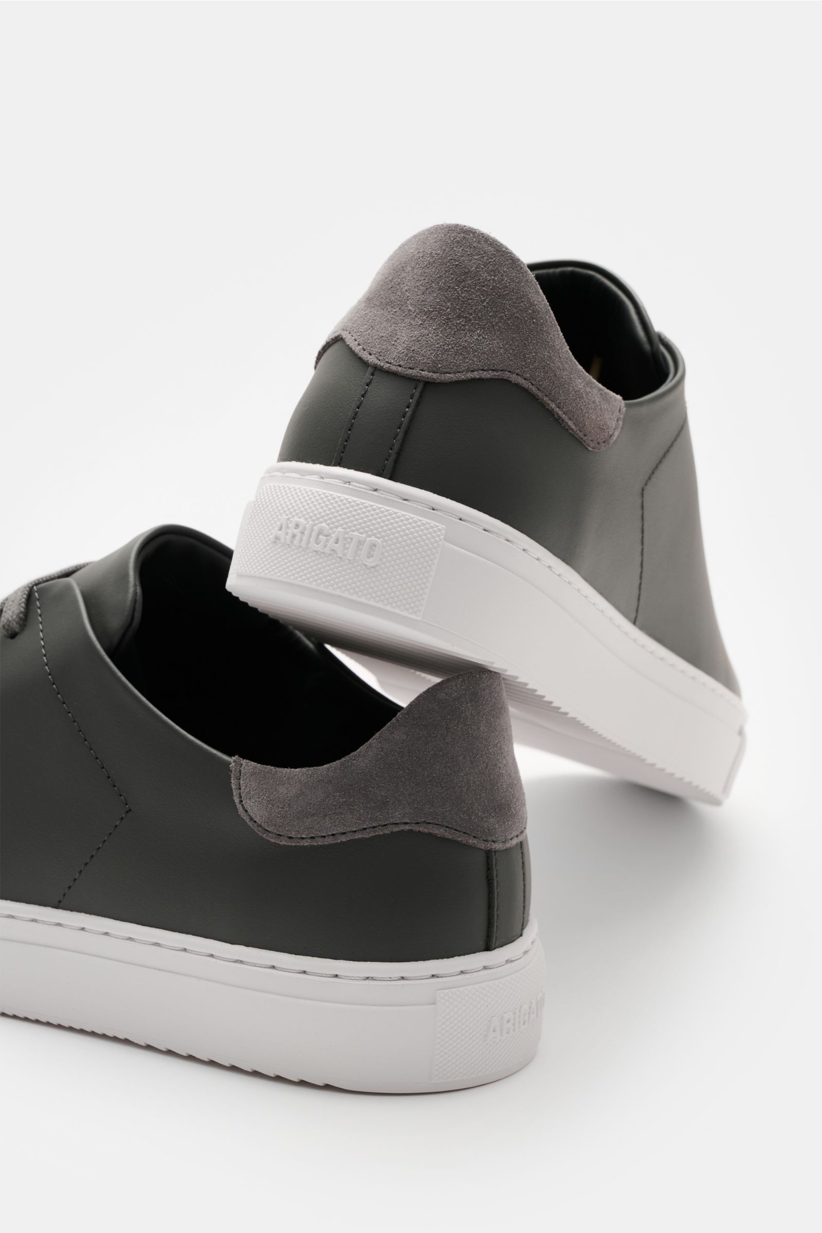 Axel Arigato Sneaker 'Clean 90' dunkelgrau aus edlem Glattleder mit runder Vorderkappe, gepolstertem Schaftrand, sieben-Loch-Schnürung, flexiblem Gummi, goldfarbener Prägung, Lederfutter, Rückansicht von hinten schräg.