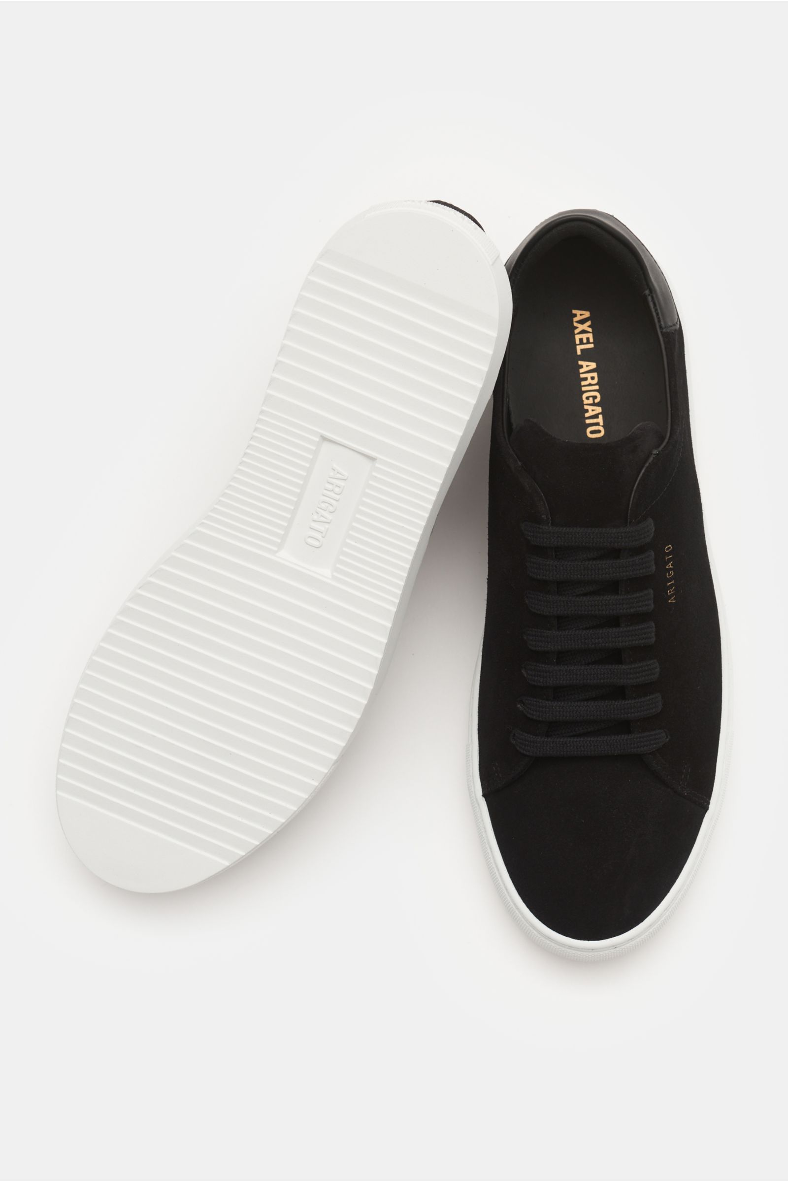 Axel Arigato Sneaker 'Clean 90 Suede' schwarz, oben liegend, aus Veloursleder mit runder Vorderkappe, Sieben-Loch-Schnürung, Lederfutter, weißer Gummisohle.