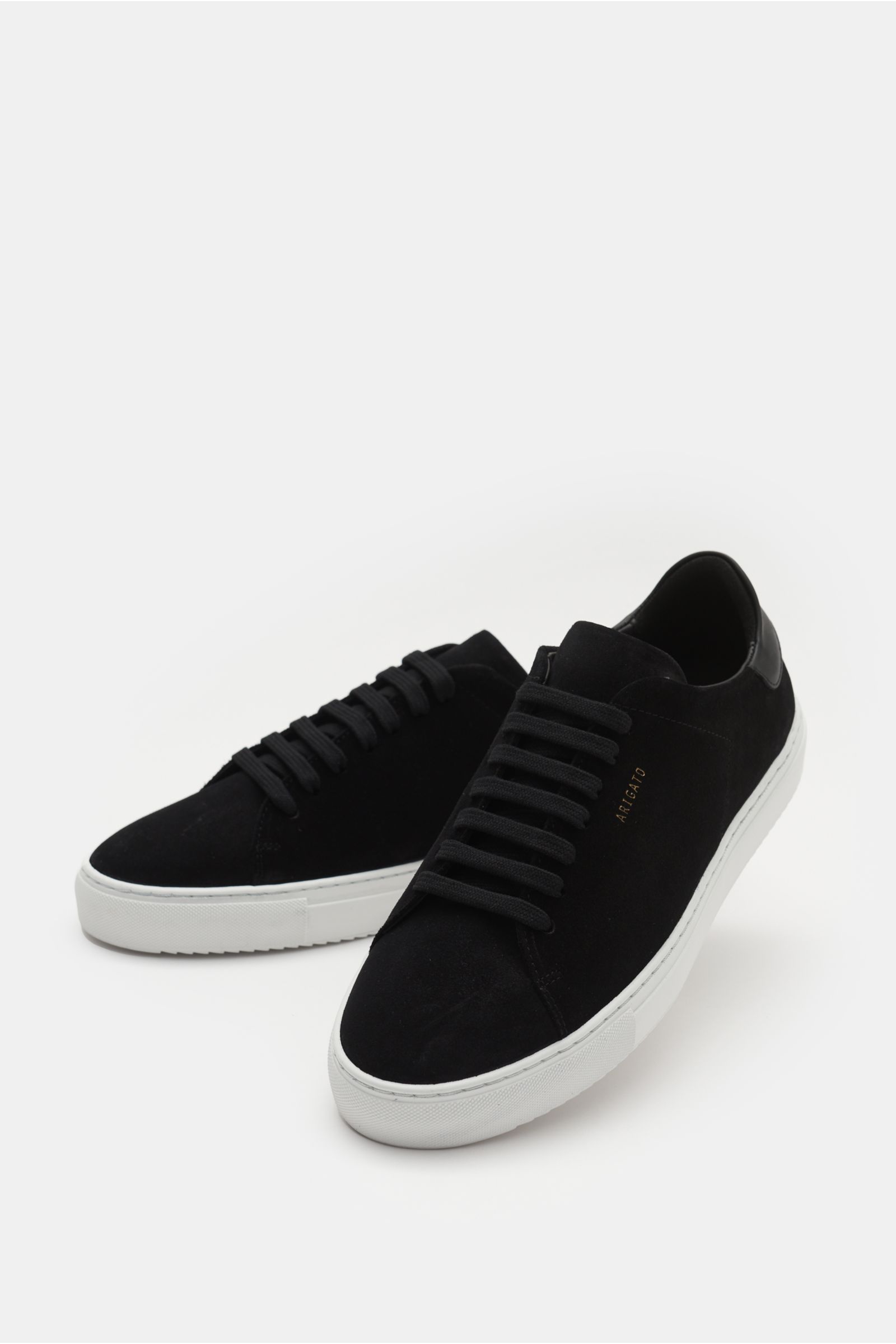 Axel Arigato Sneaker 'Clean 90 Suede' schwarz, seitliche Nahaufnahme, edles Veloursleder, runde Vorderkappe, sieben-Loch-Schnürung, goldfarbene Label-Prägung, gepolsterter Schaftrand, Lederinnenfutter, flexible weiße Gummisohle.
