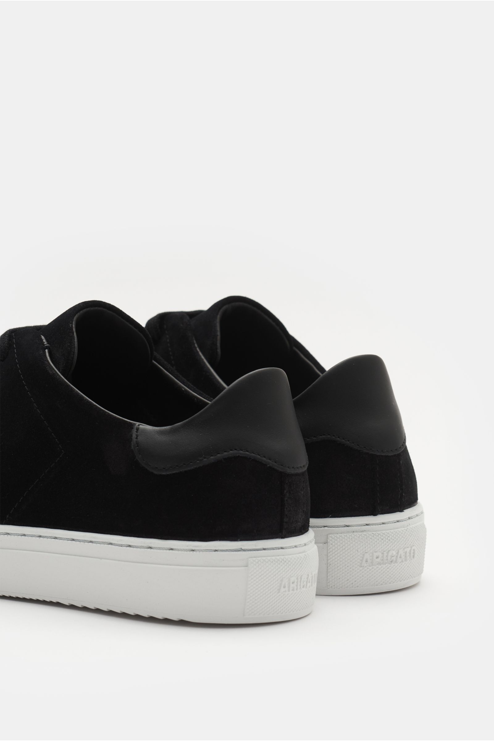 Axel Arigato Sneaker 'Clean 90 Suede' schwarz, Rückansicht, edles Veloursleder, runde Vorderkappe, sieben-Loch-Schnürung, goldfarbene Prägung, gepolsterter Schaftrand, Lederinnenfutter, flexible Gummisohle.