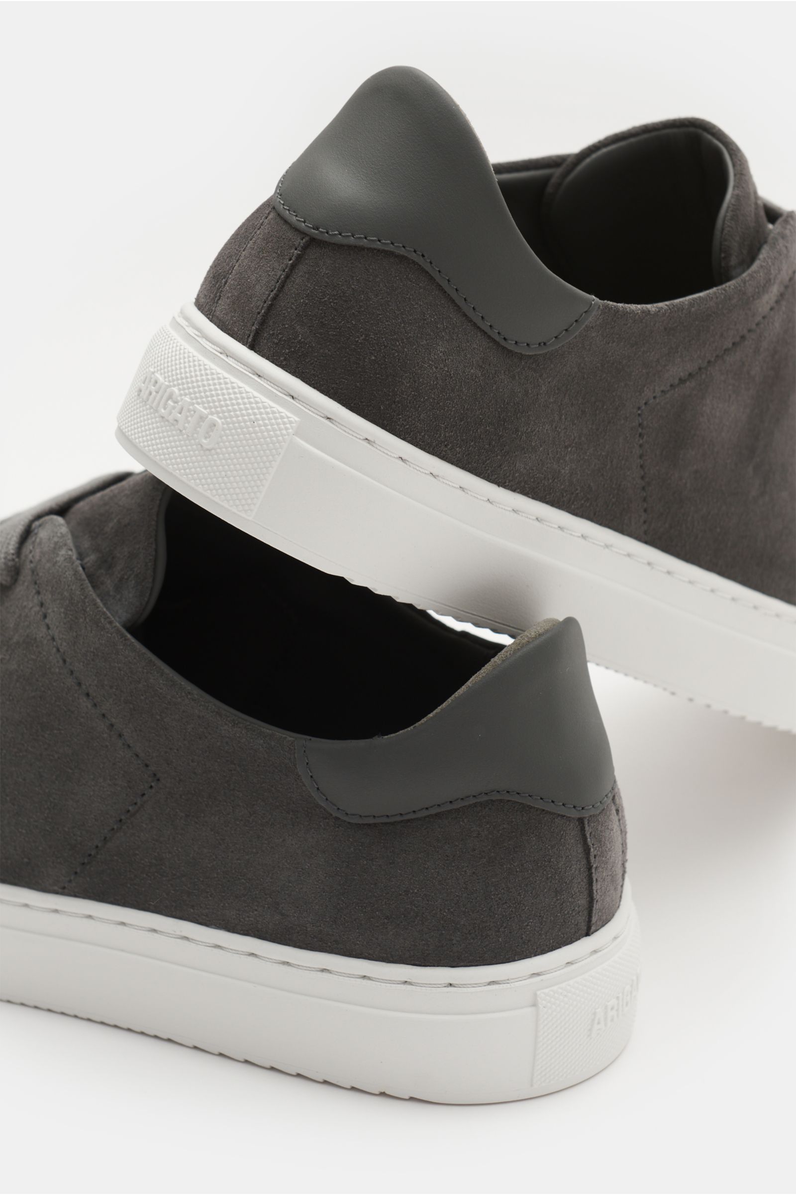Axel Arigato Sneaker 'Clean 90 Suede' dunkelgrau aus edlem Veloursleder, Ansicht von hinten oben mit weißer Gummisohle und gepolstertem Schaftrand.
