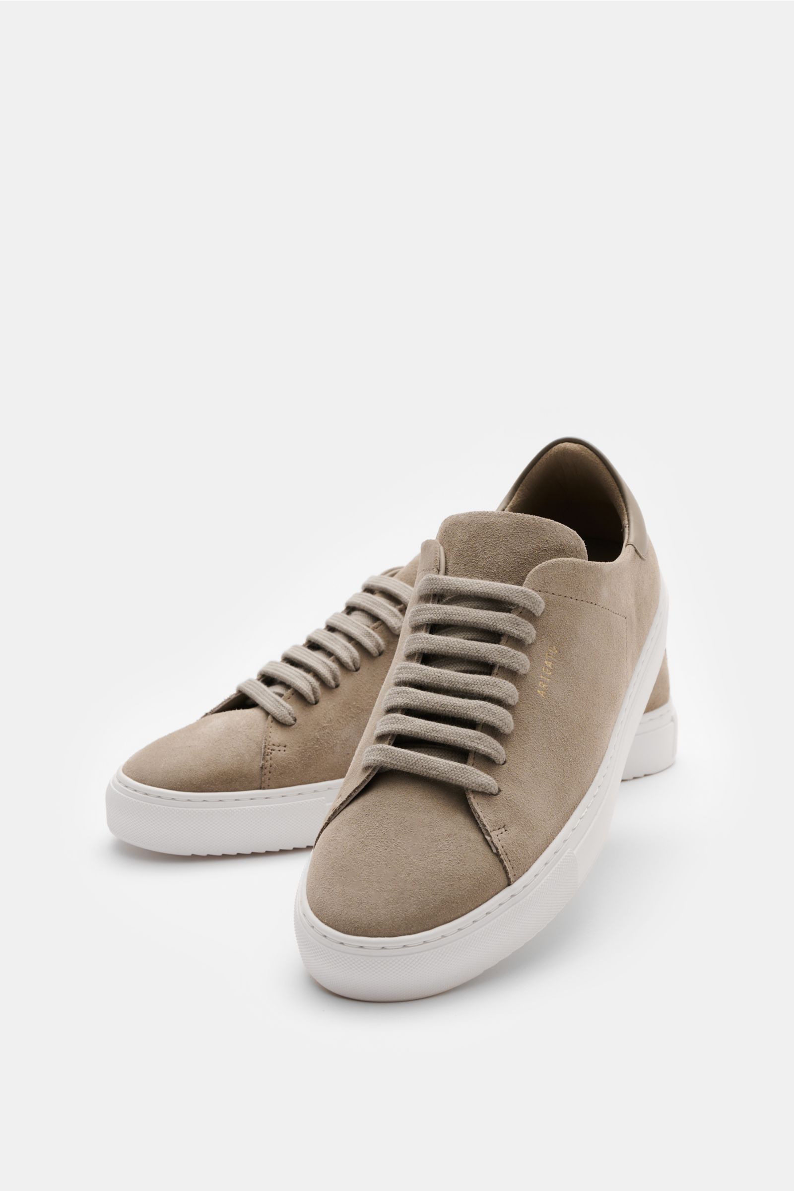 Front-side view of Axel Arigato Sneaker 'Clean 90' taupe in minimalistic suede leather with round toe, seven-eye lacing, gold label, padded collar, leather lining, and flexible white rubber sole.